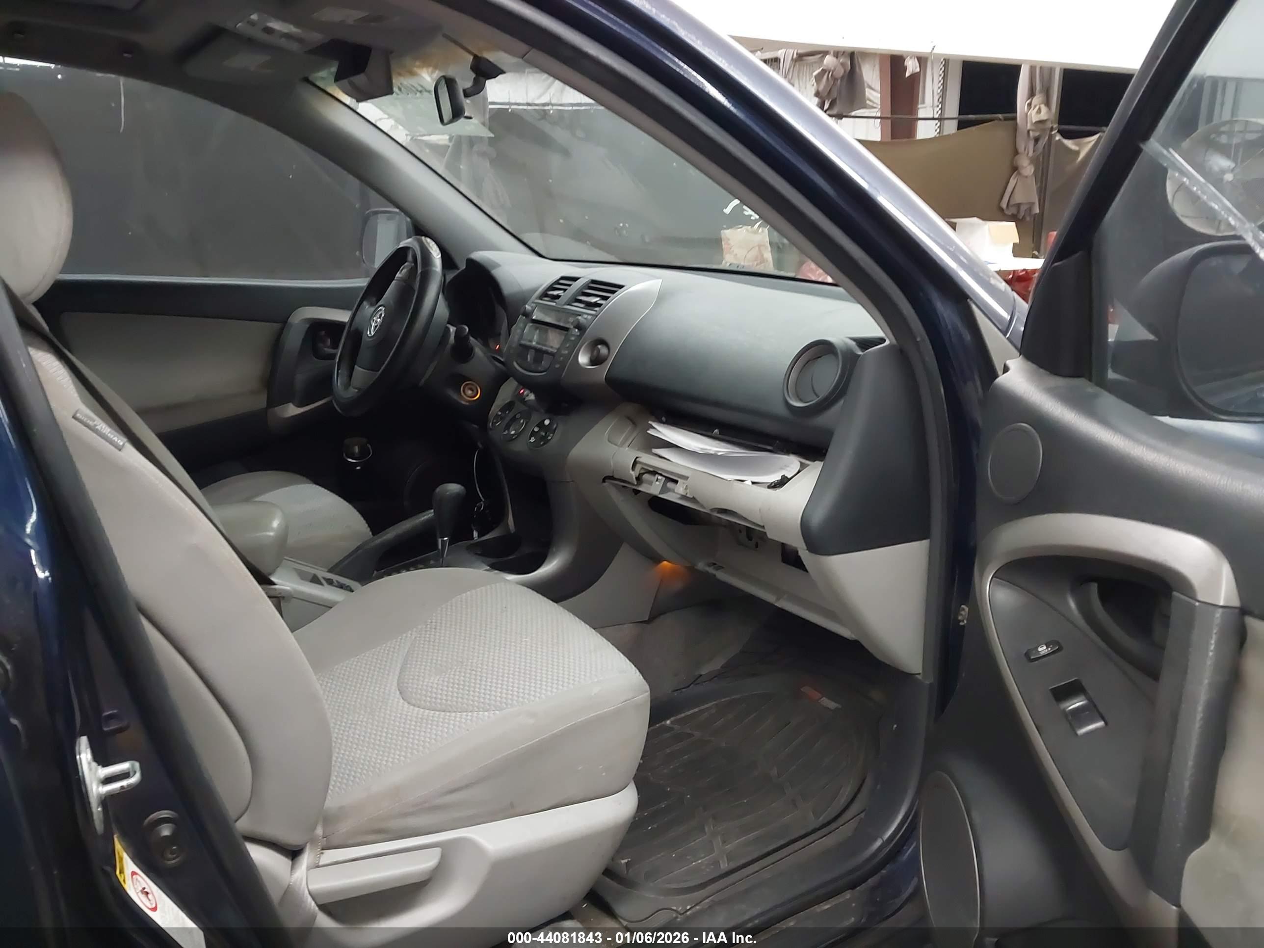 TOYOTA RAV4 image 5