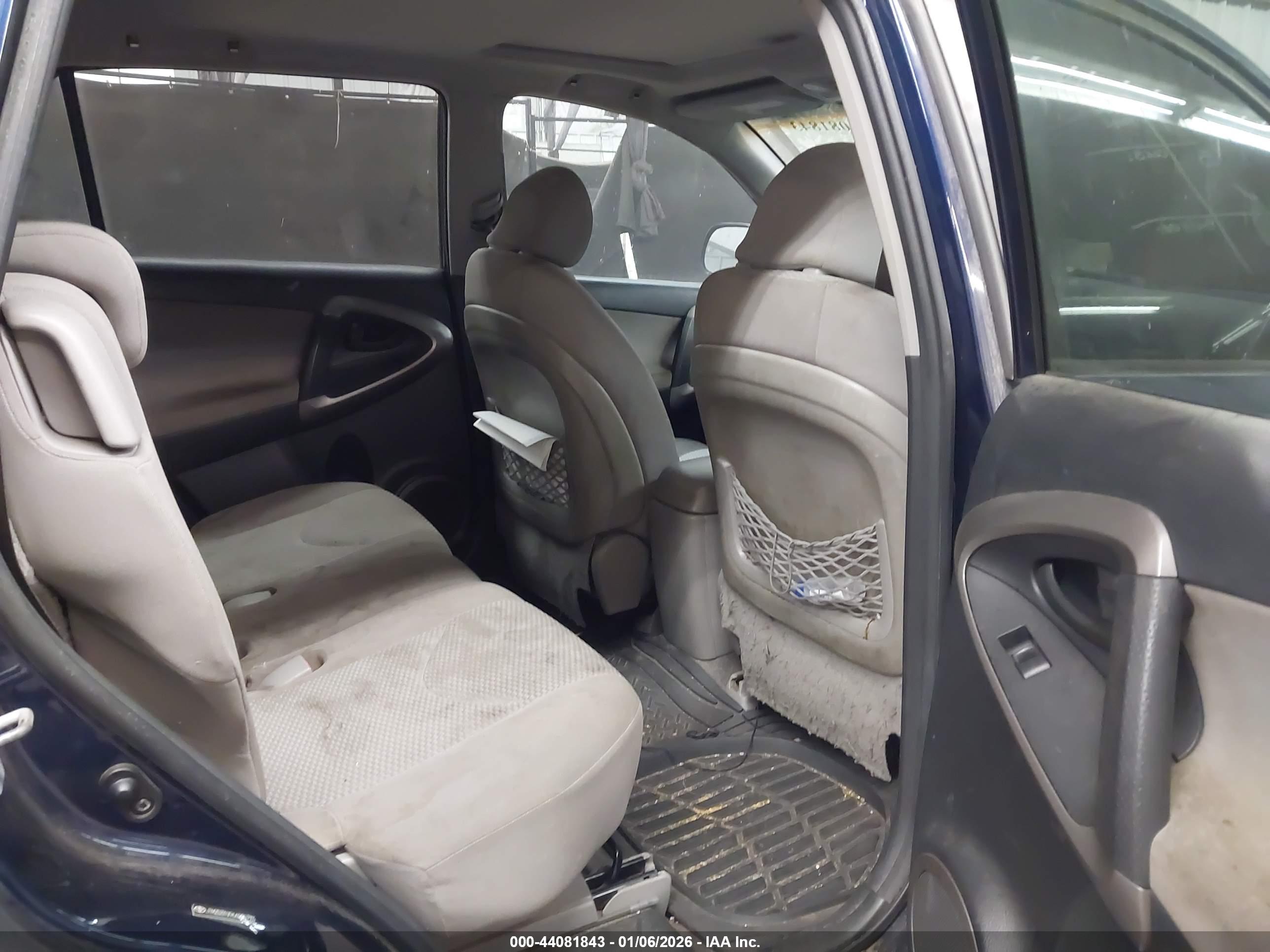 TOYOTA RAV4 image 8