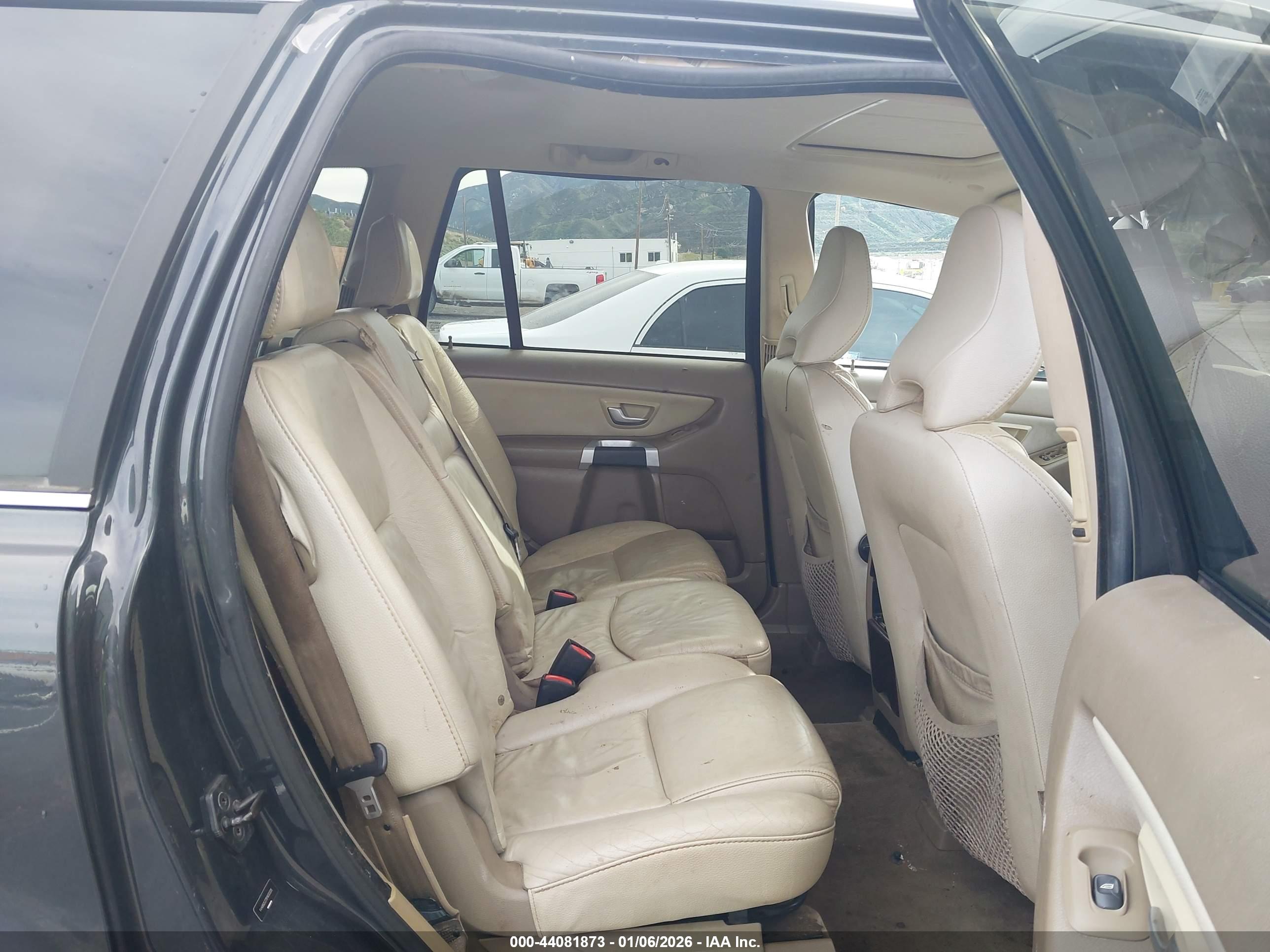 VOLVO XC90 image 8
