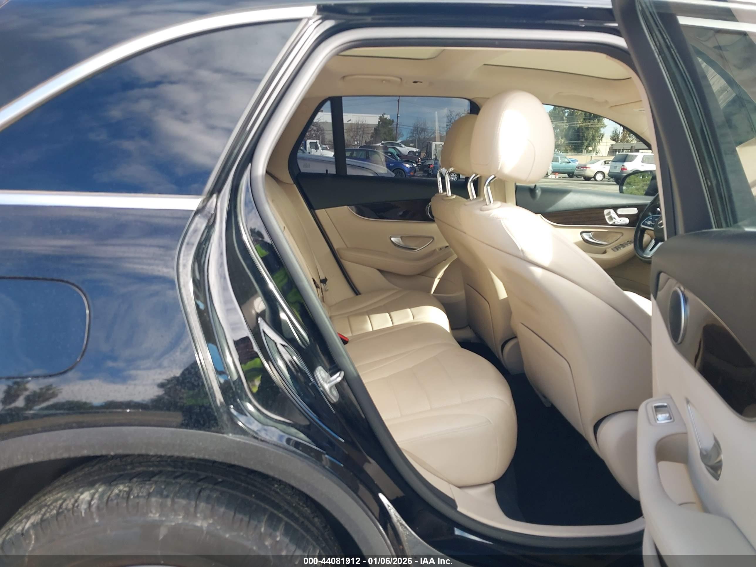 MERCEDES-BENZ GLC image 8