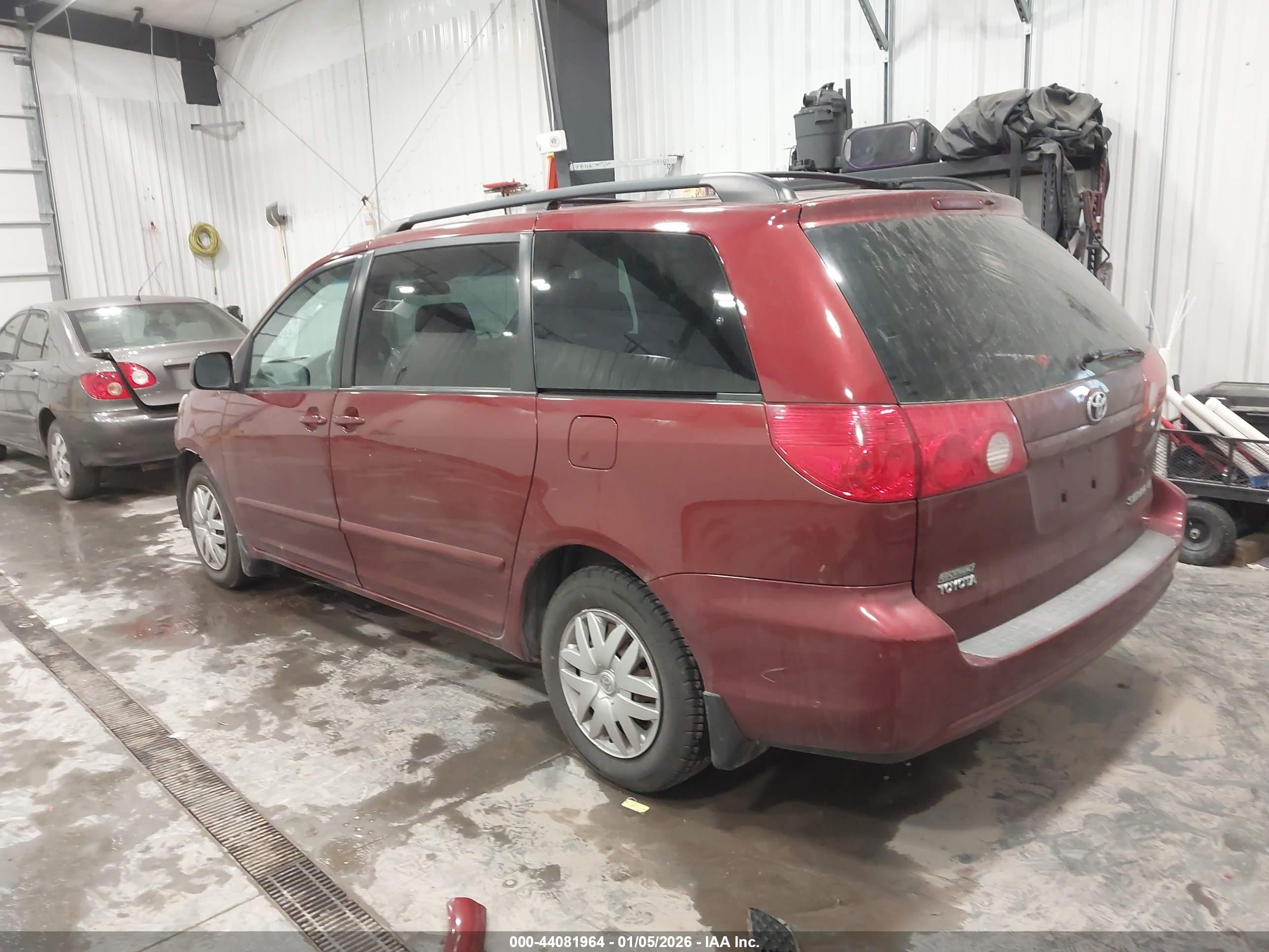 TOYOTA SIENNA image 3