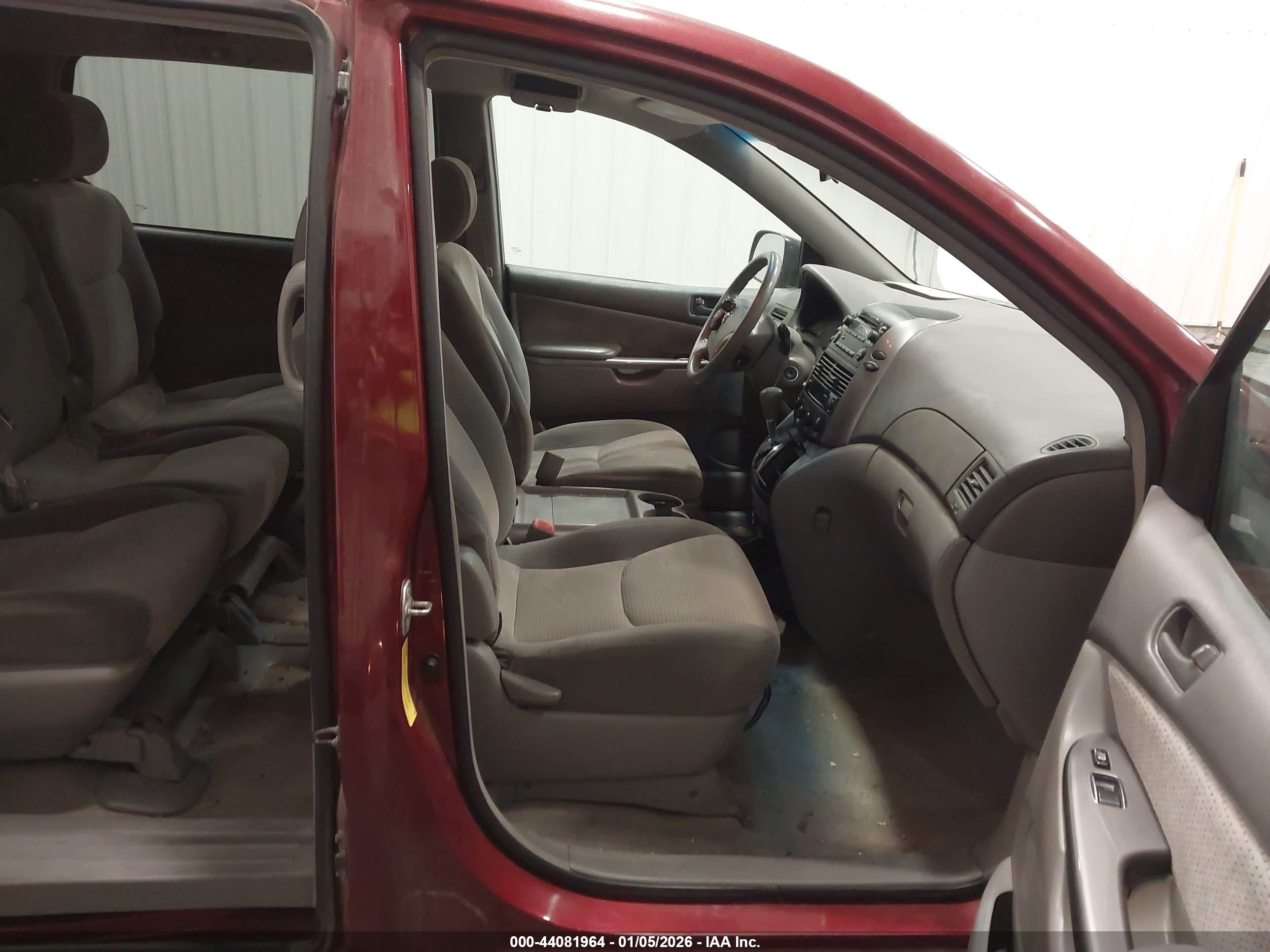 TOYOTA SIENNA image 5