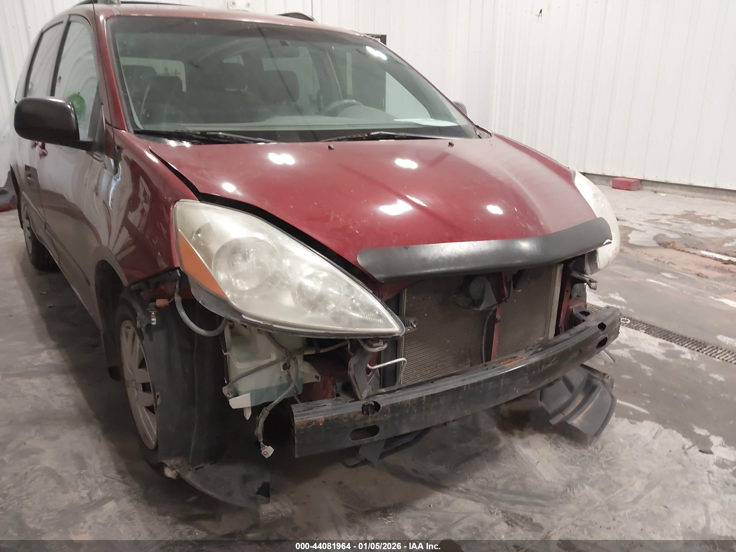 TOYOTA SIENNA image 6