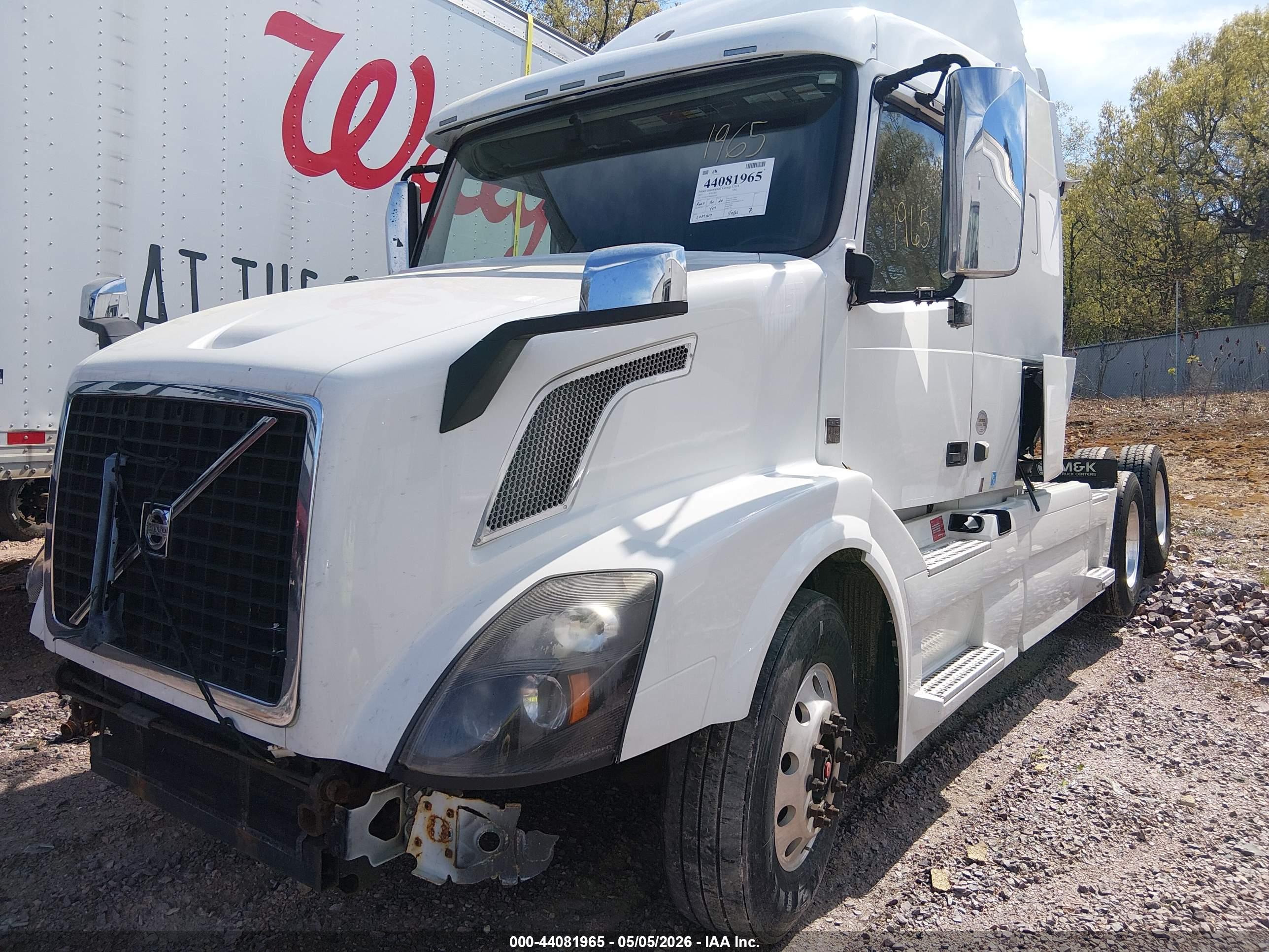 VOLVO VNL image 2
