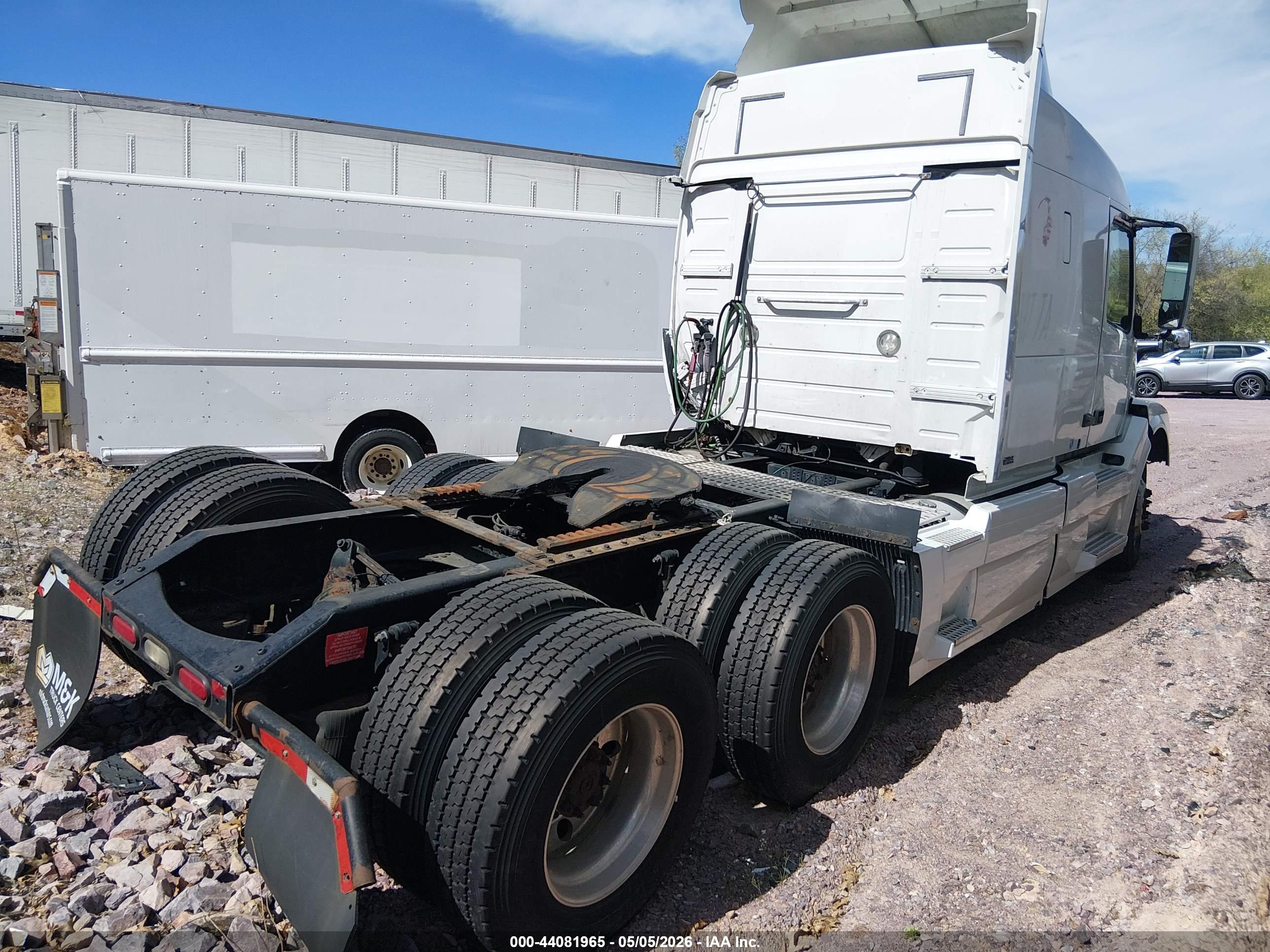 VOLVO VNL image 4