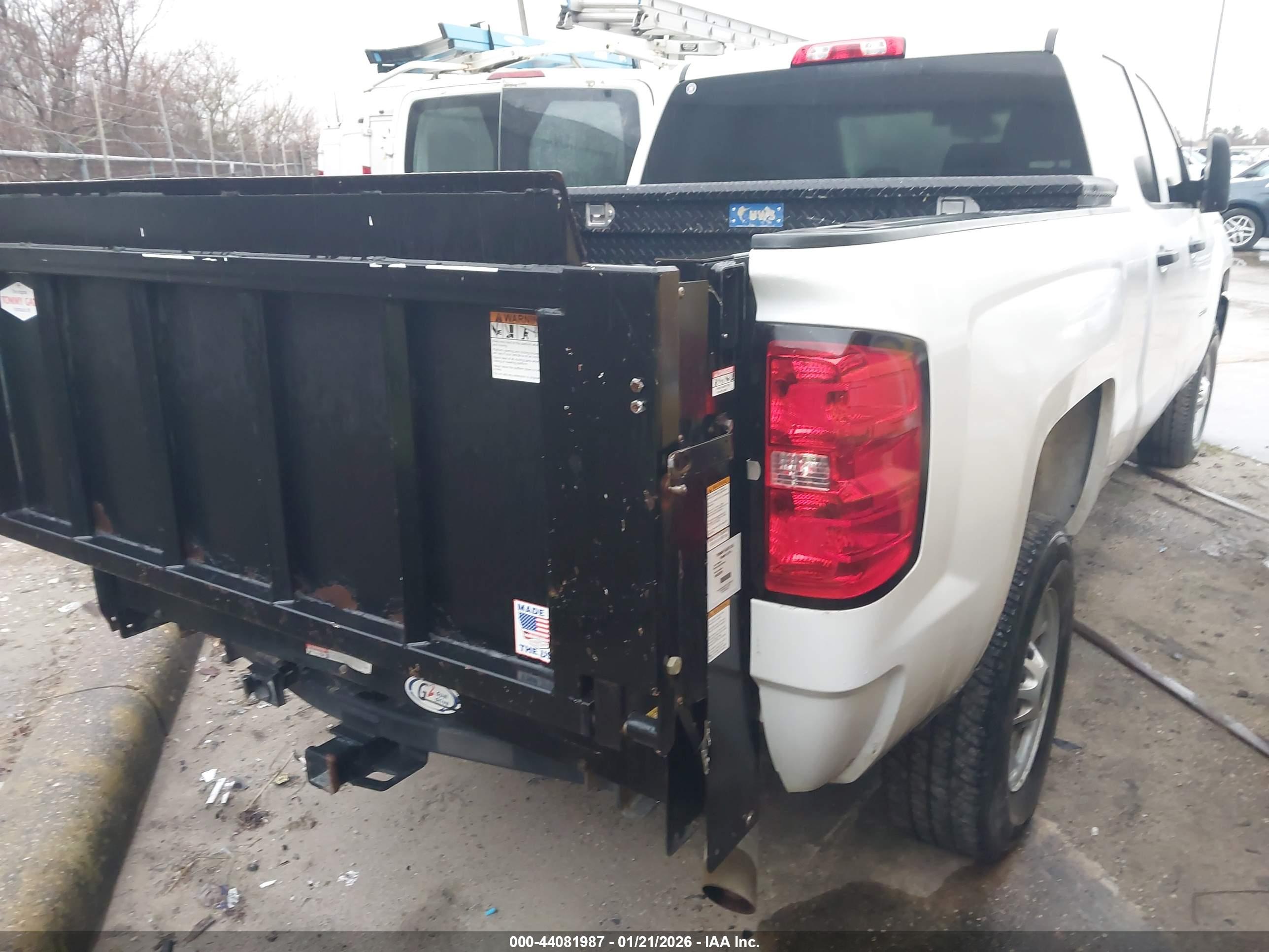 CHEVROLET SILVERADO image 4