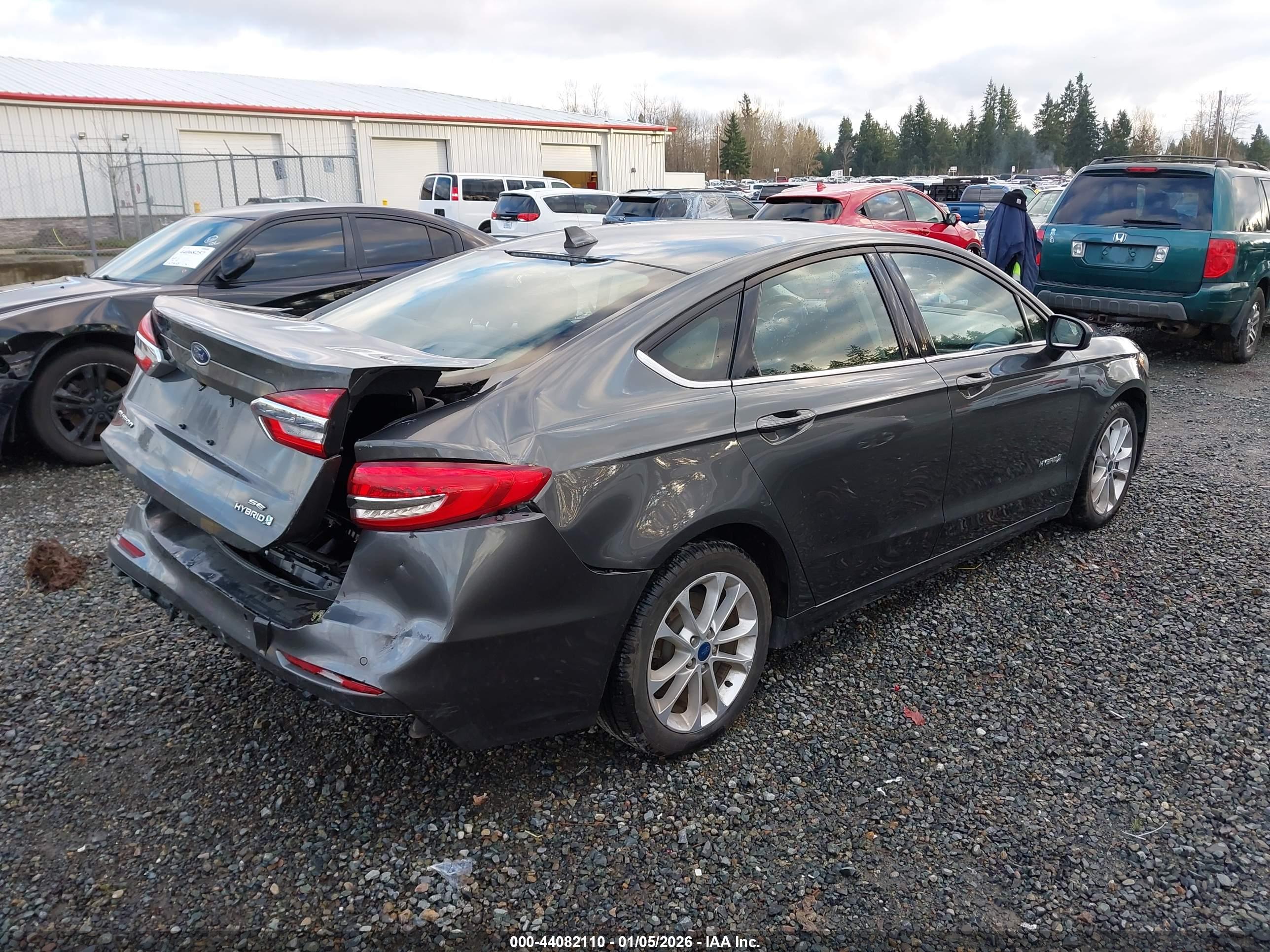 FORD FUSION image 4