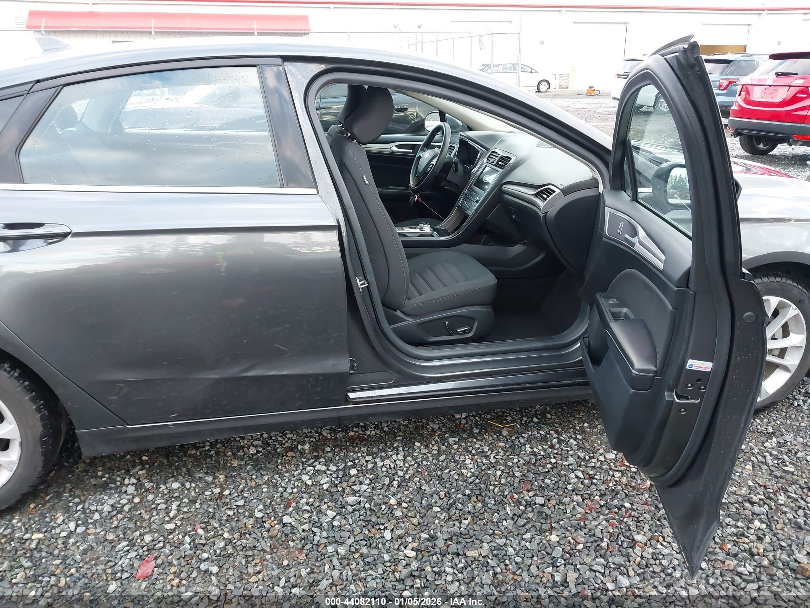 FORD FUSION image 5
