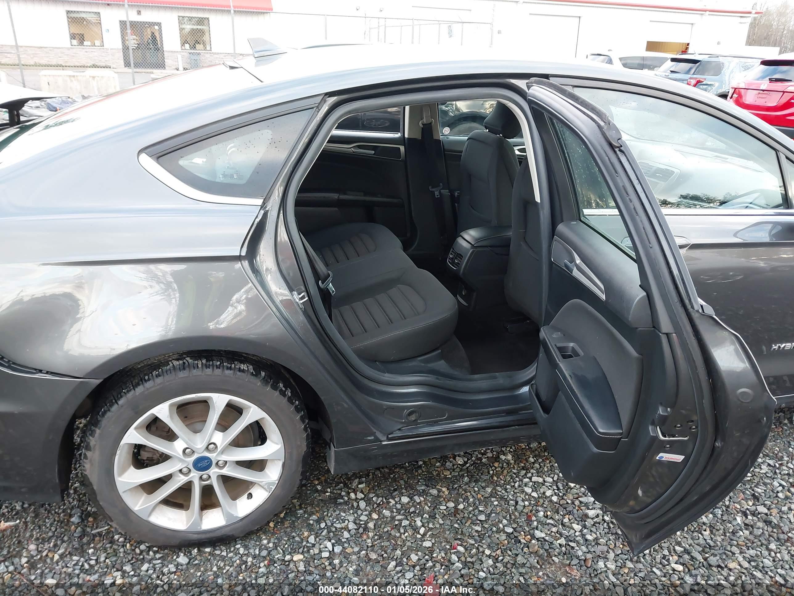 FORD FUSION image 8