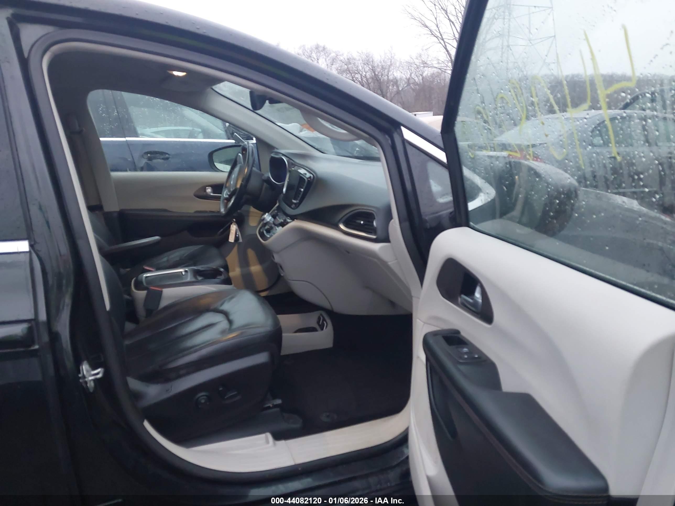 CHRYSLER PACIFICA image 5