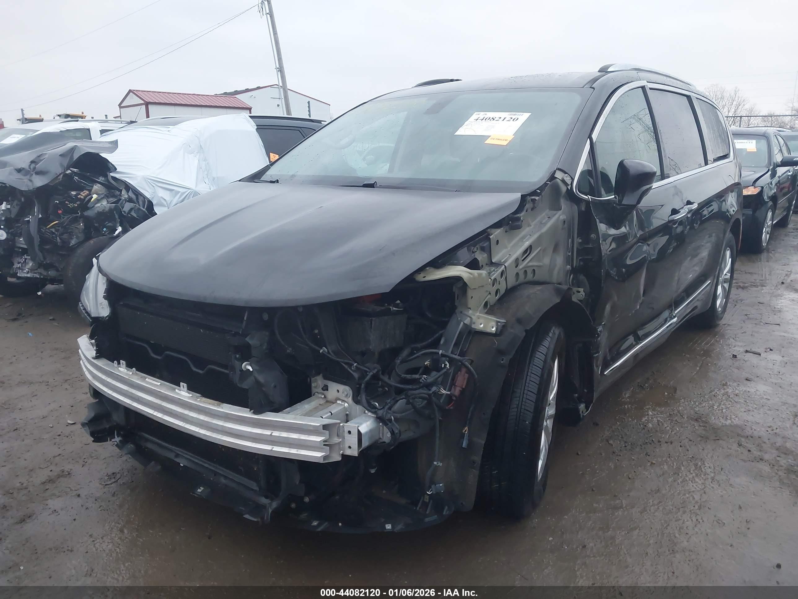 CHRYSLER PACIFICA image 6