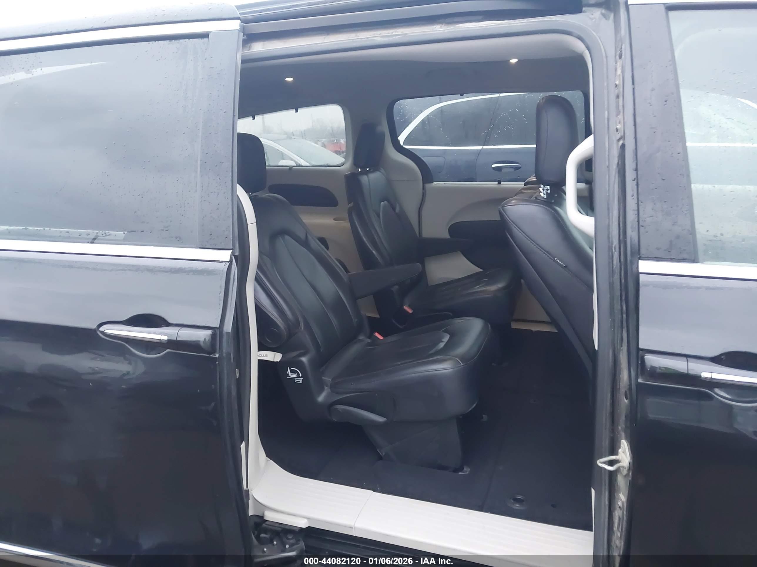 CHRYSLER PACIFICA image 8