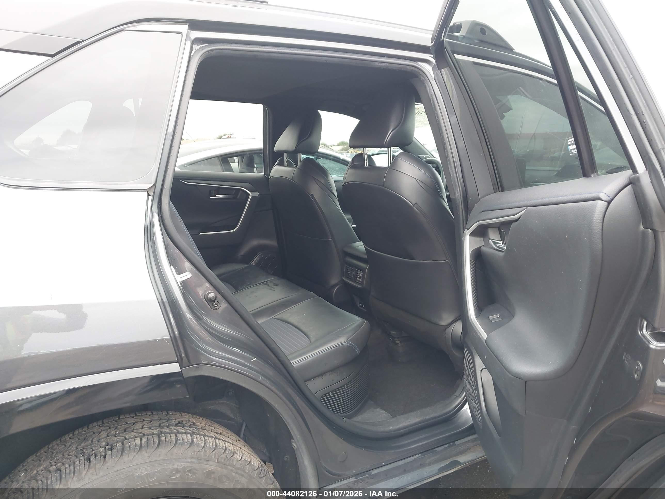 TOYOTA RAV4 image 8