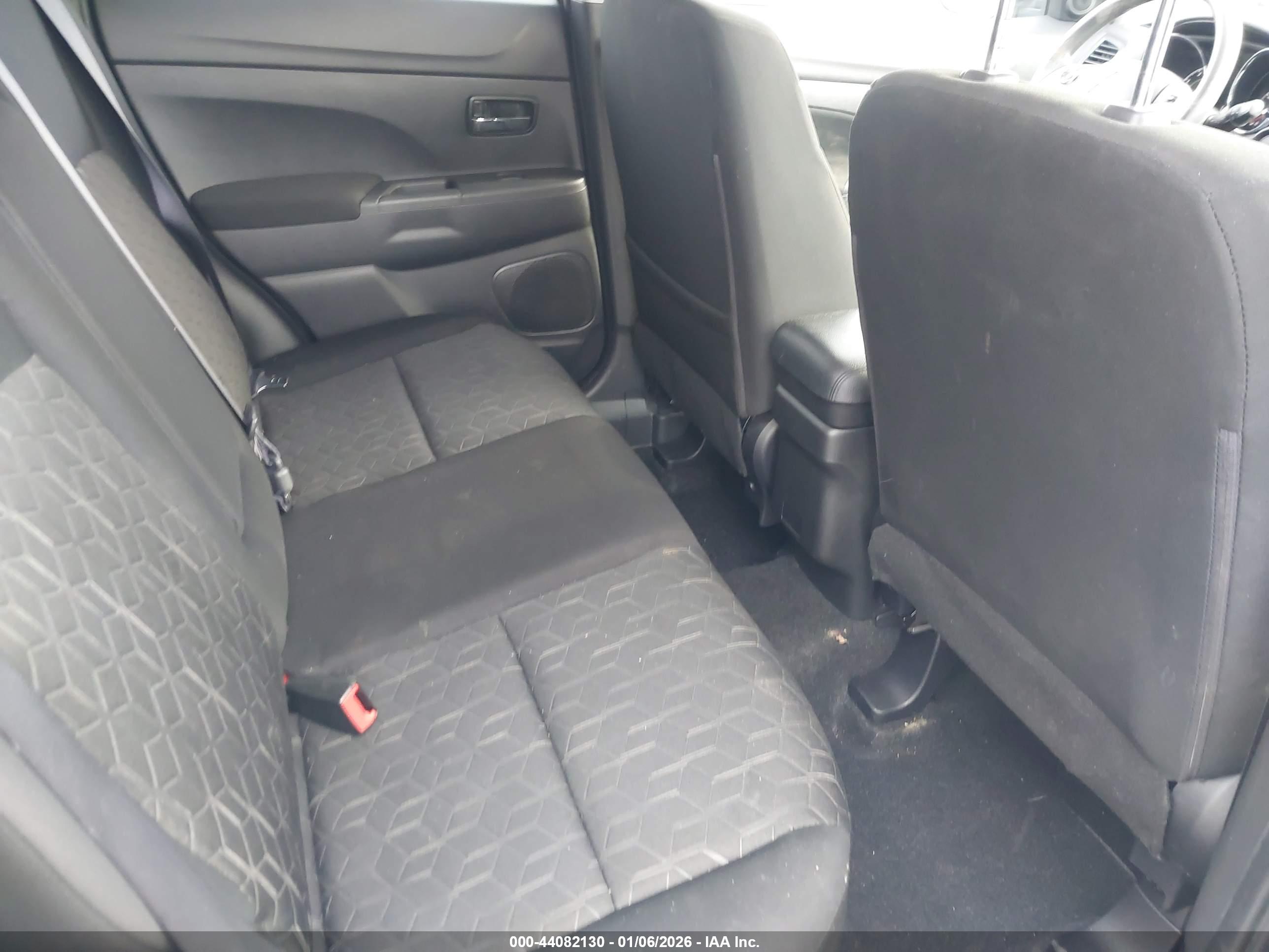 MITSUBISHI OUTLANDER image 8