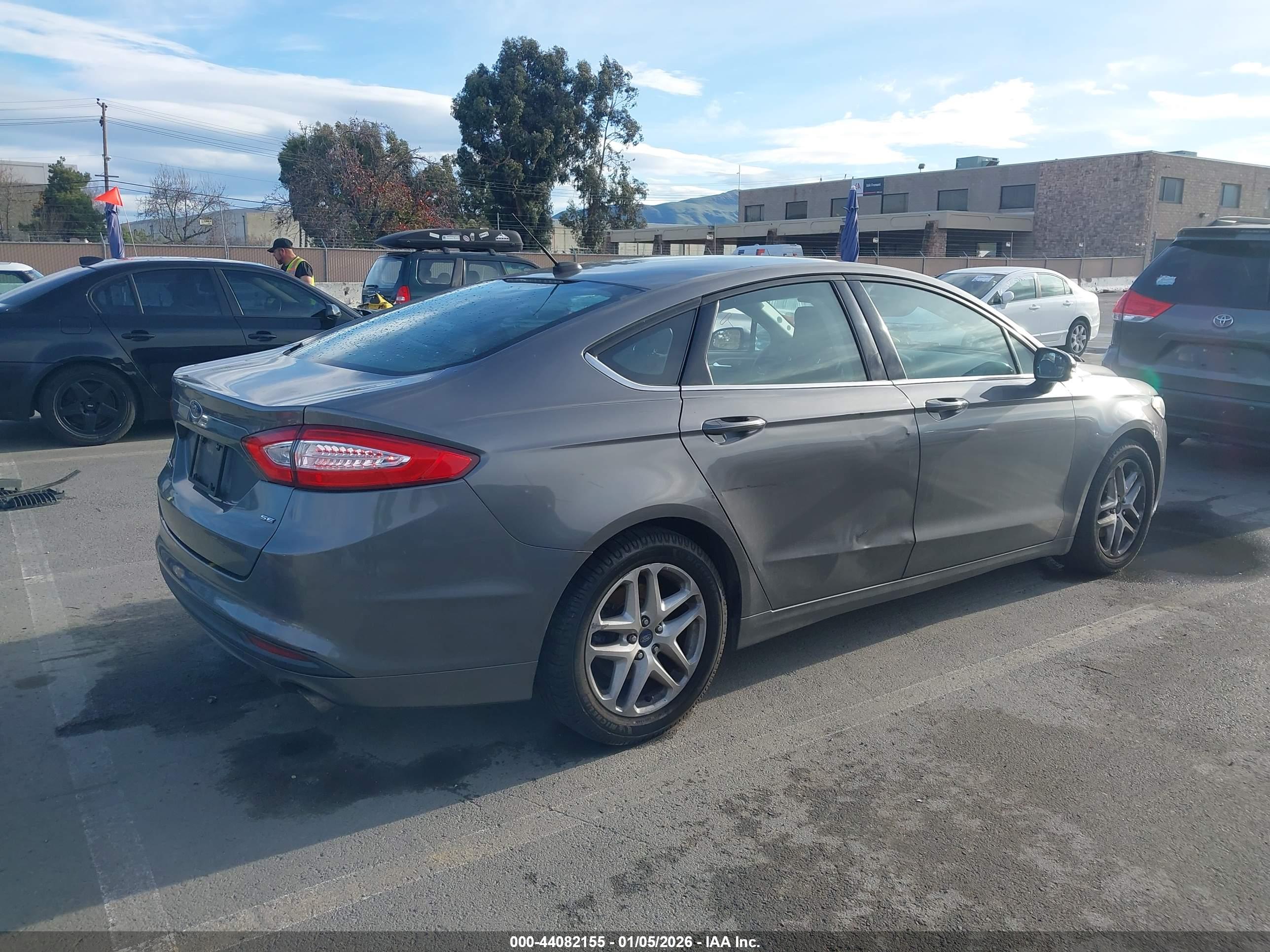 FORD FUSION image 4