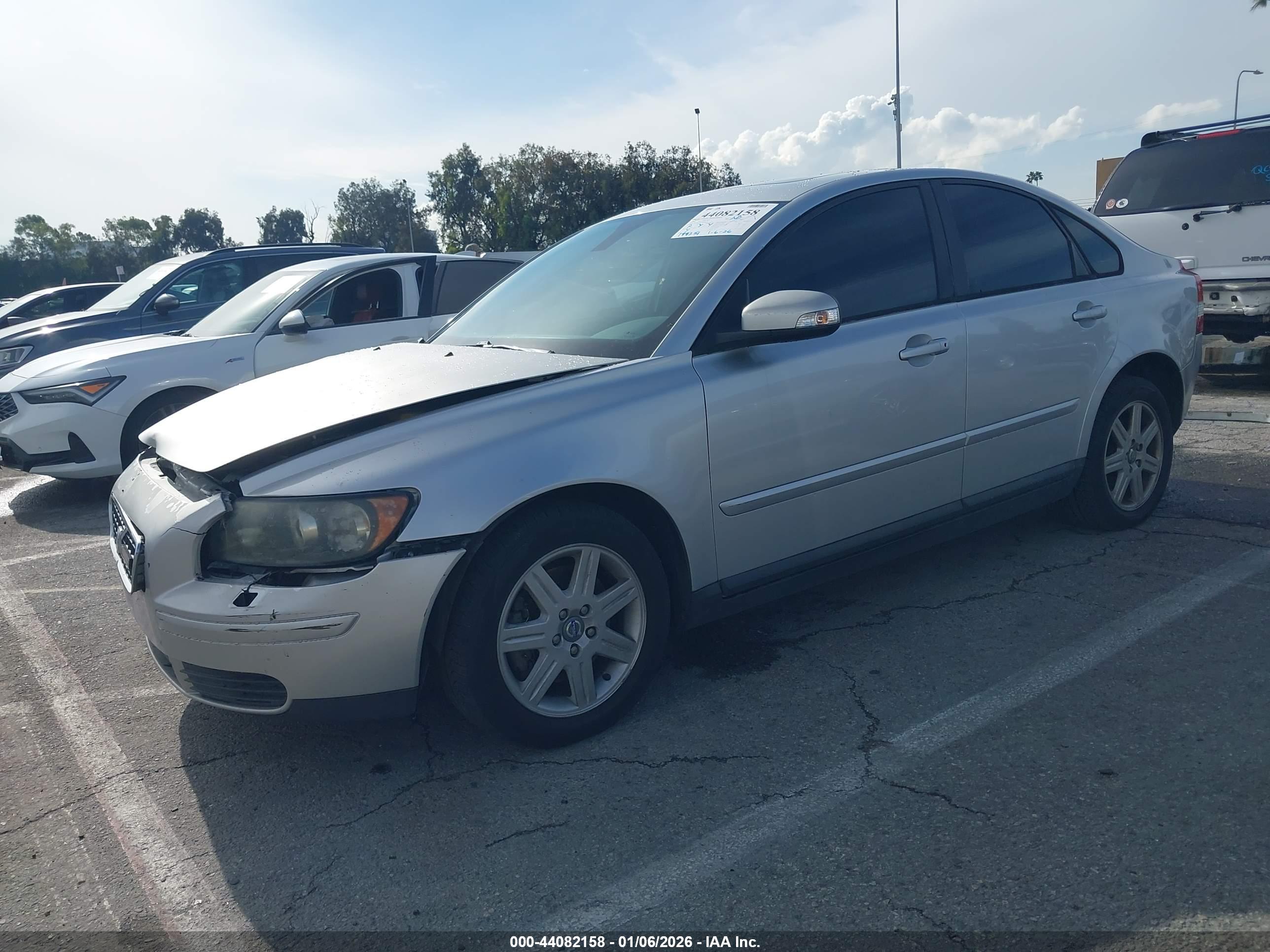 VOLVO S40 image 2