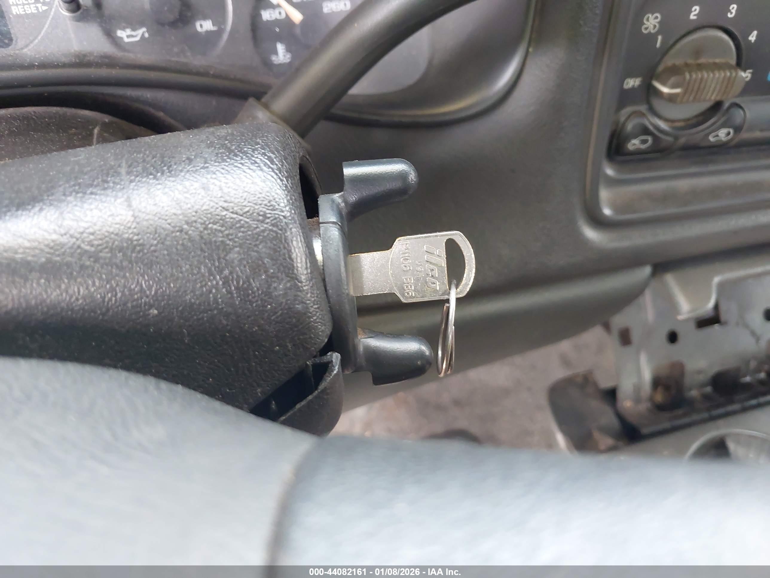 CHEVROLET SILVERADO image 11