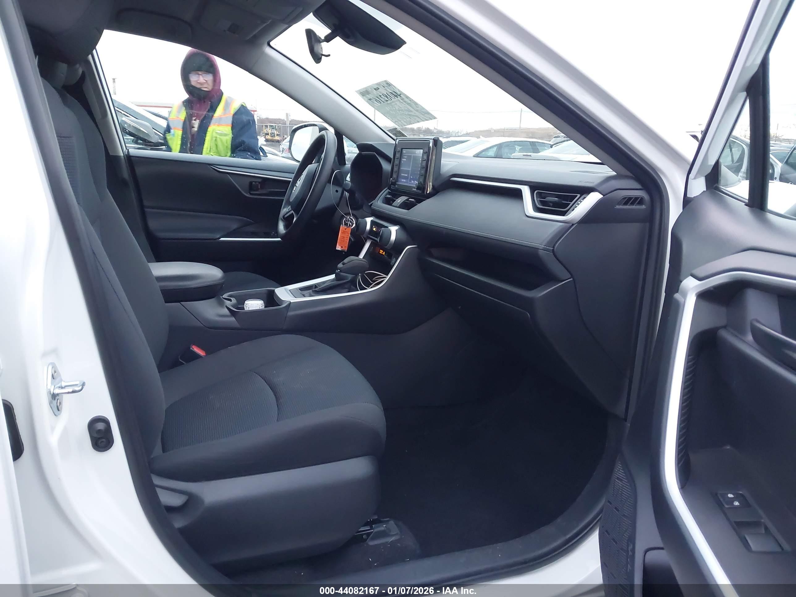 TOYOTA RAV4 image 5