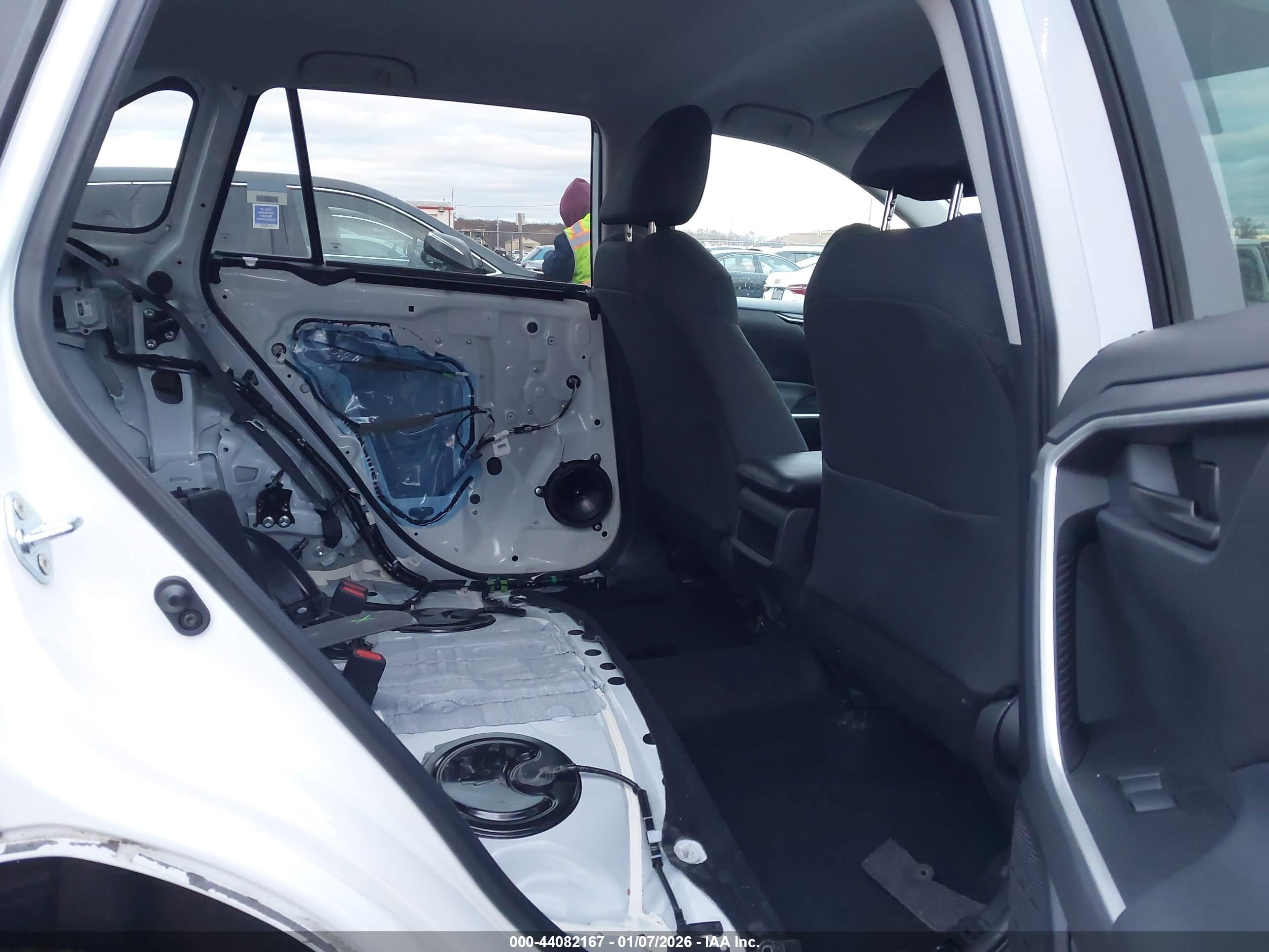 TOYOTA RAV4 image 8