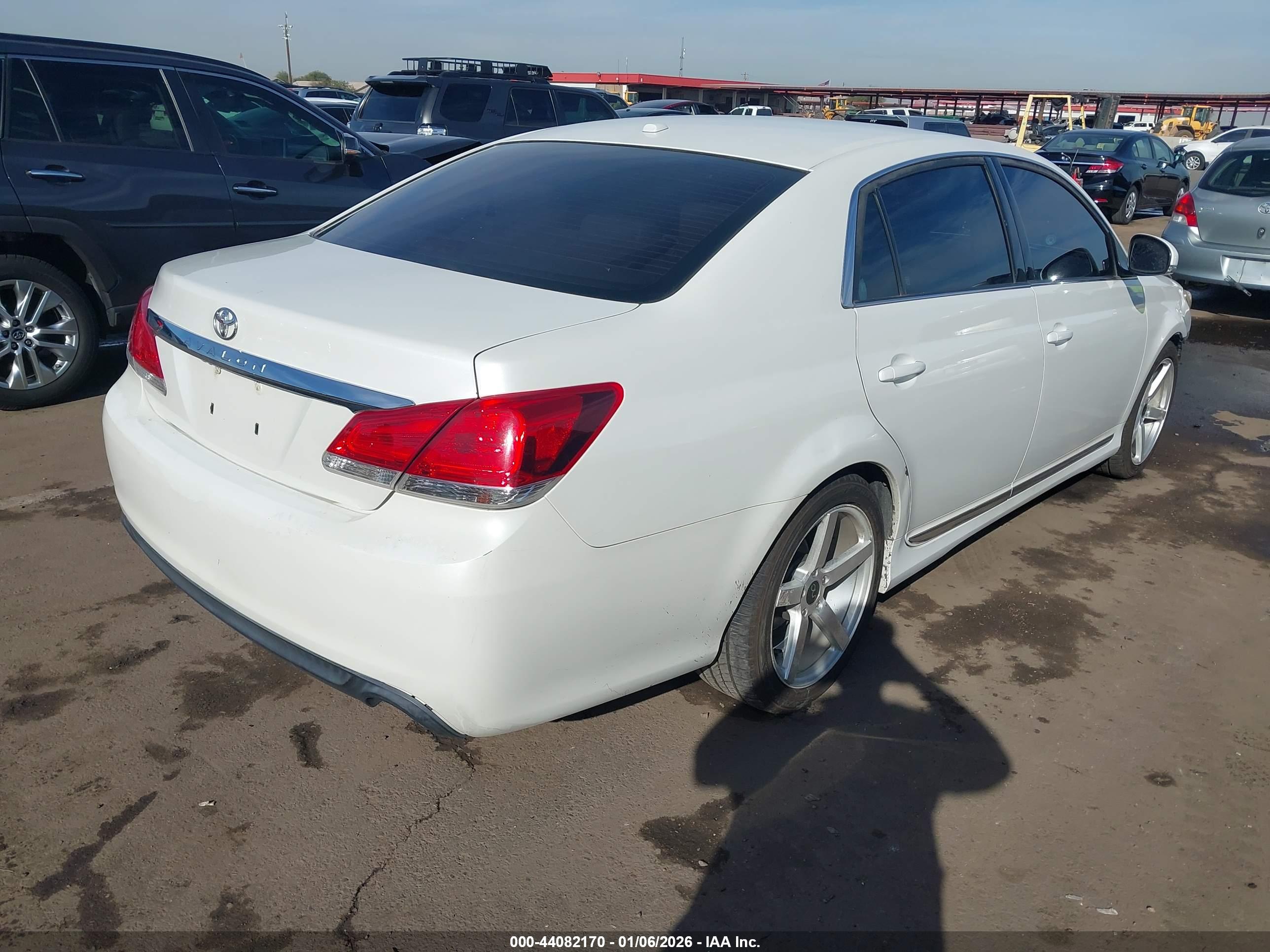 TOYOTA AVALON image 4