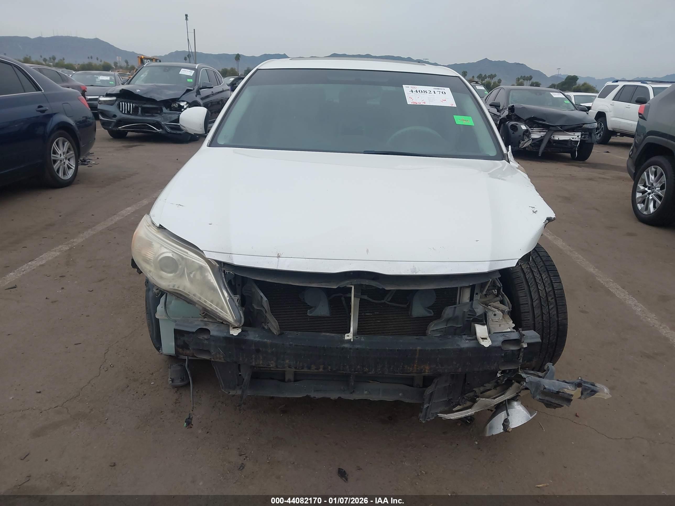 TOYOTA AVALON image 6