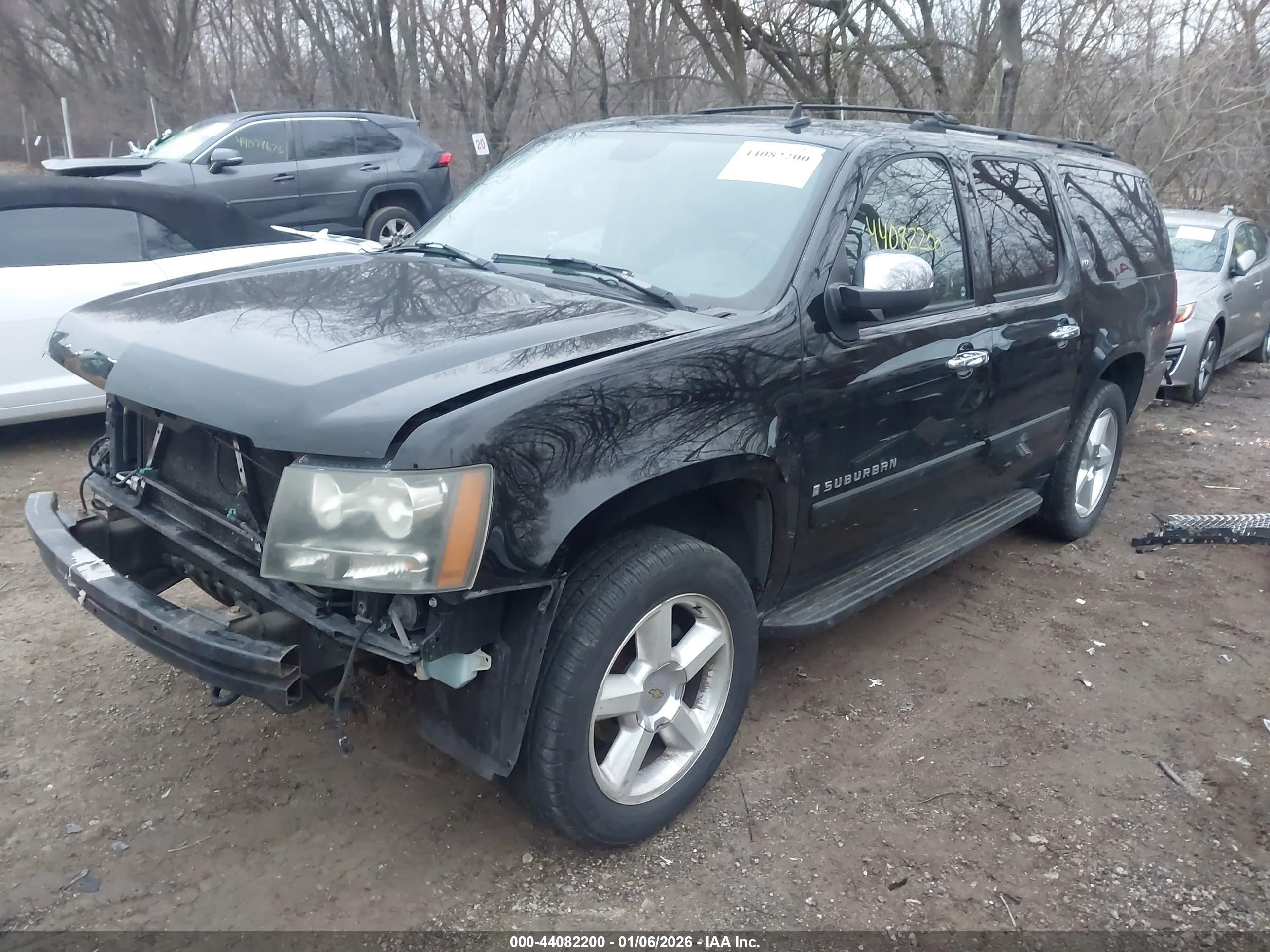 CHEVROLET SUBURBAN image 2