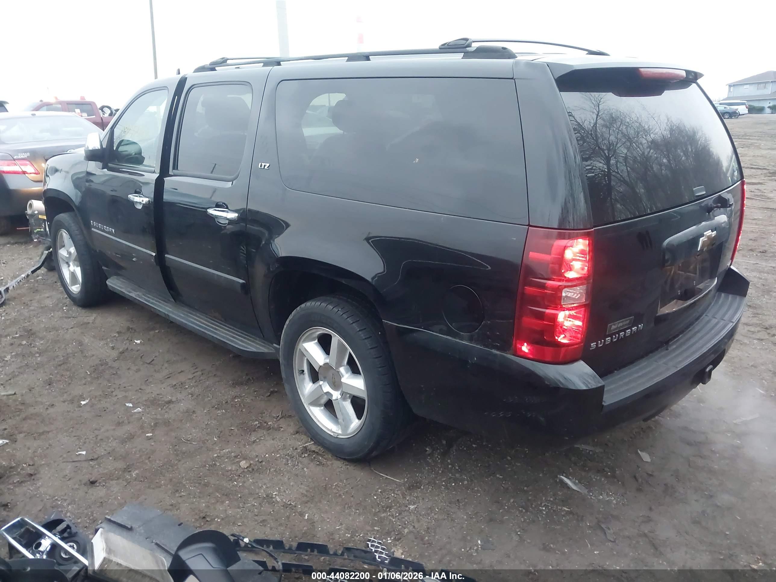 CHEVROLET SUBURBAN image 3
