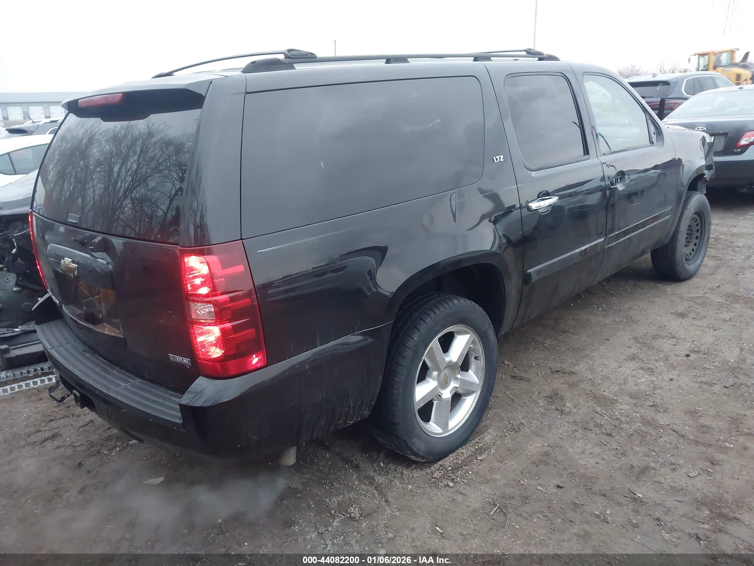 CHEVROLET SUBURBAN image 4