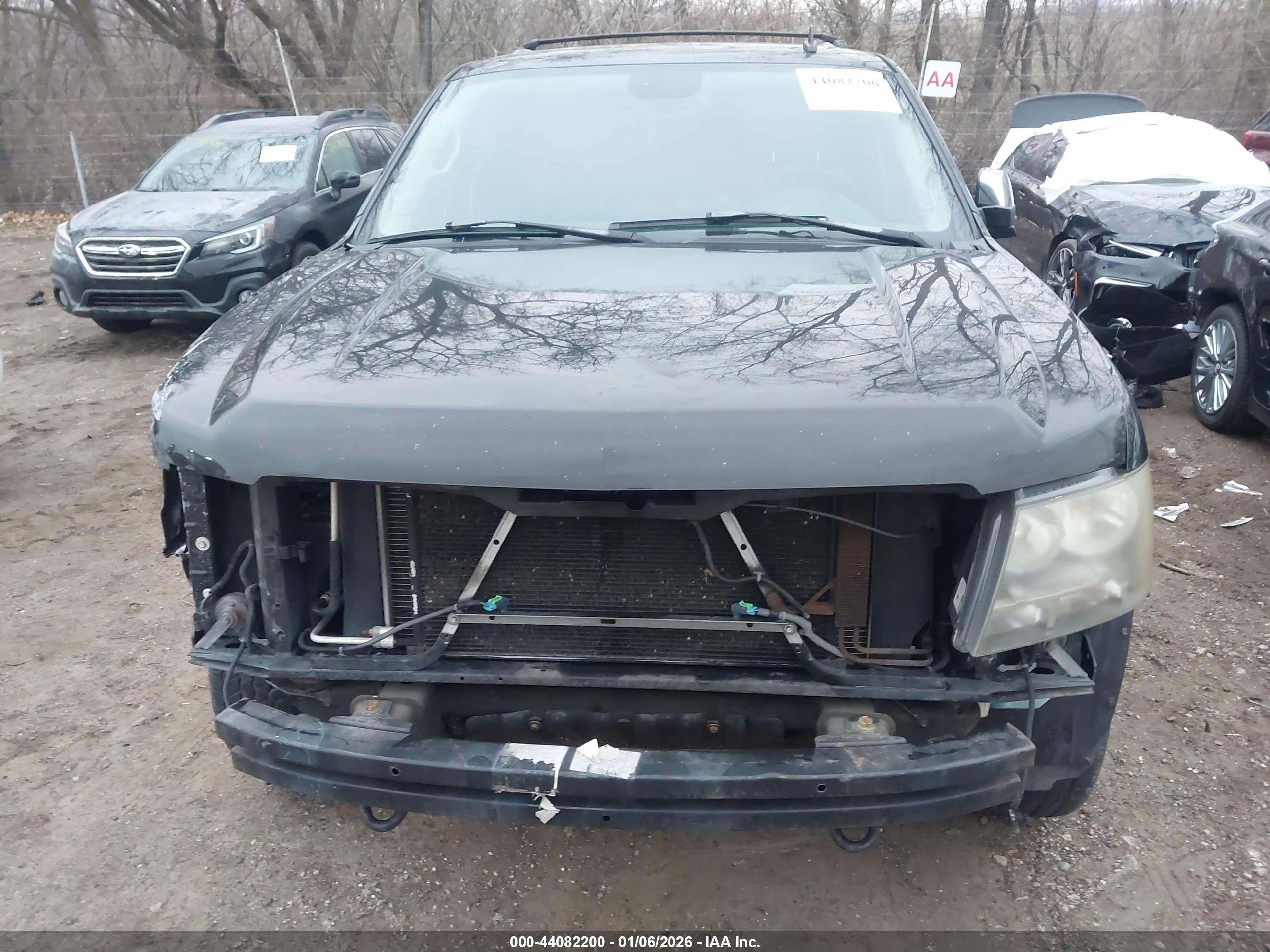 CHEVROLET SUBURBAN image 6