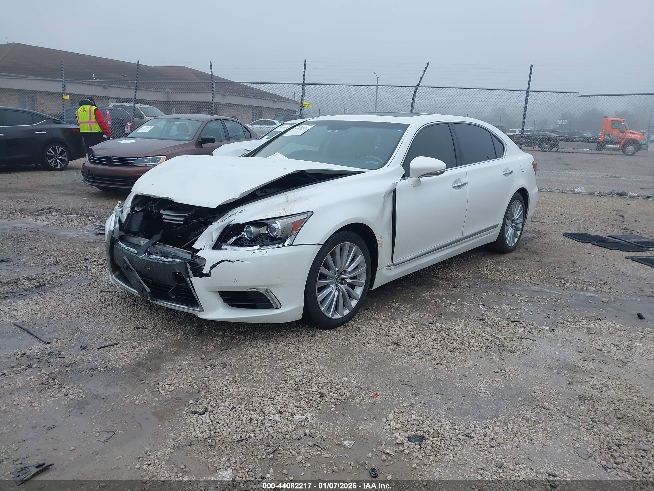 LEXUS LS image 2