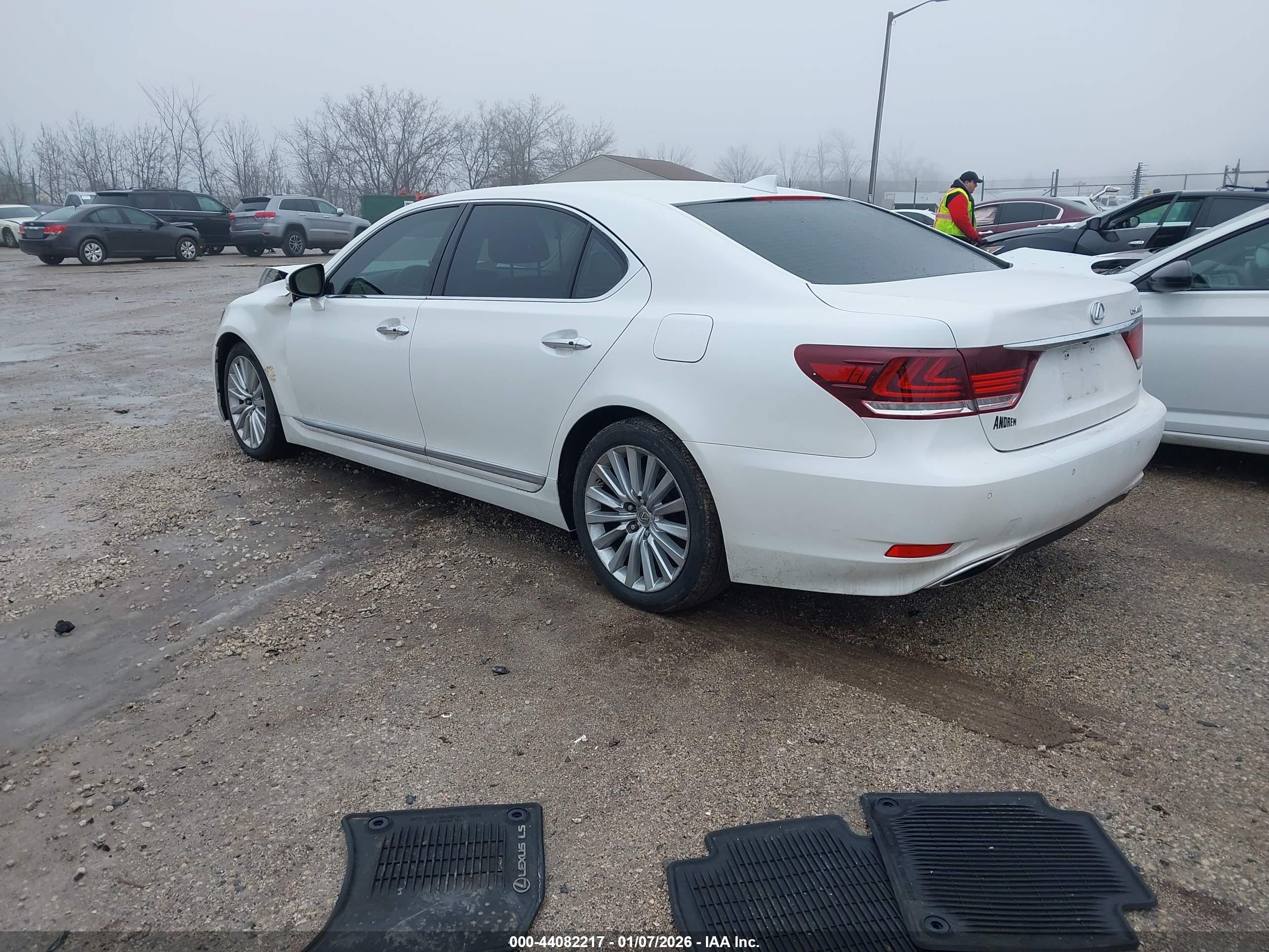 LEXUS LS image 3