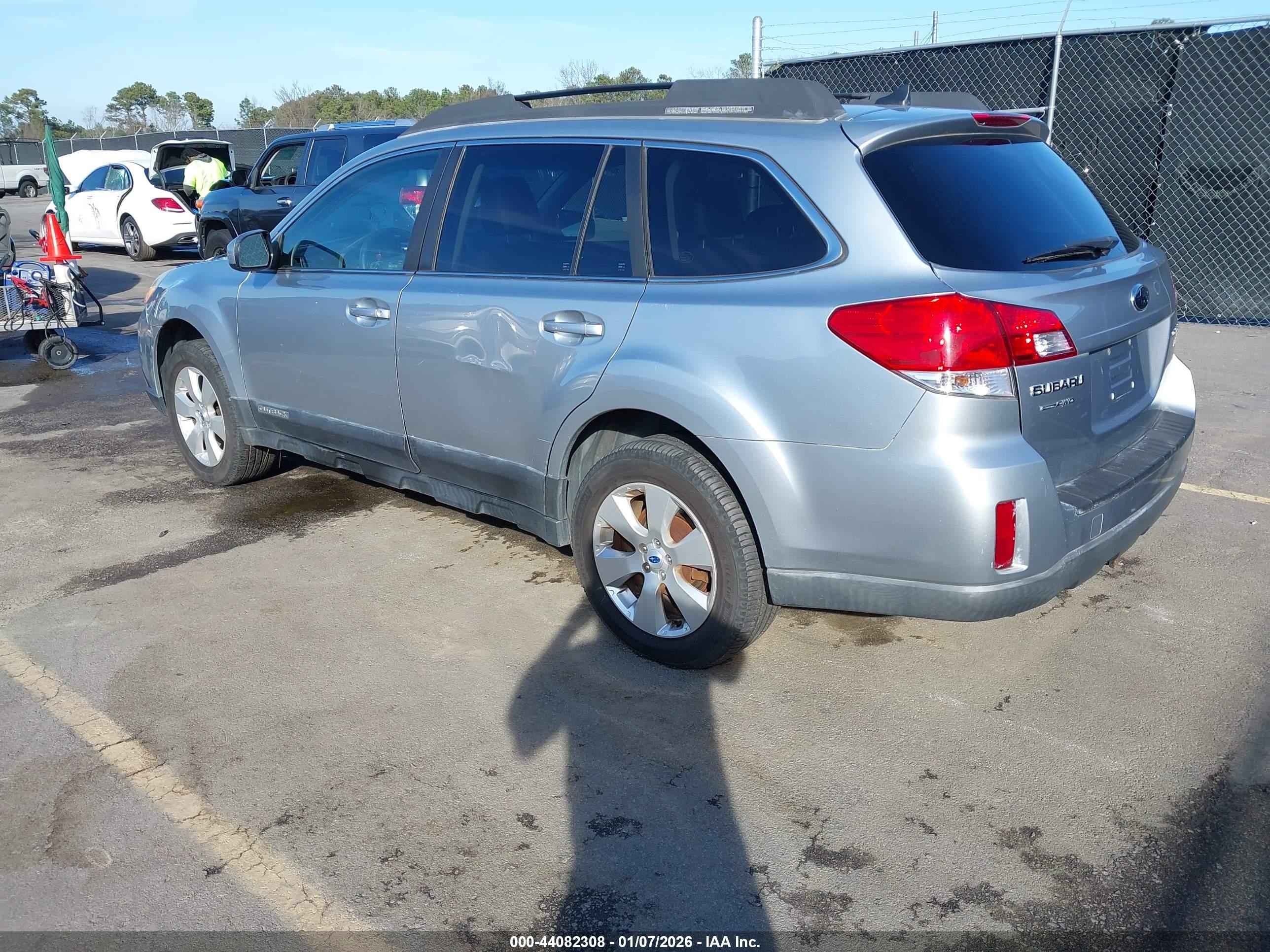 SUBARU OUTBACK image 3