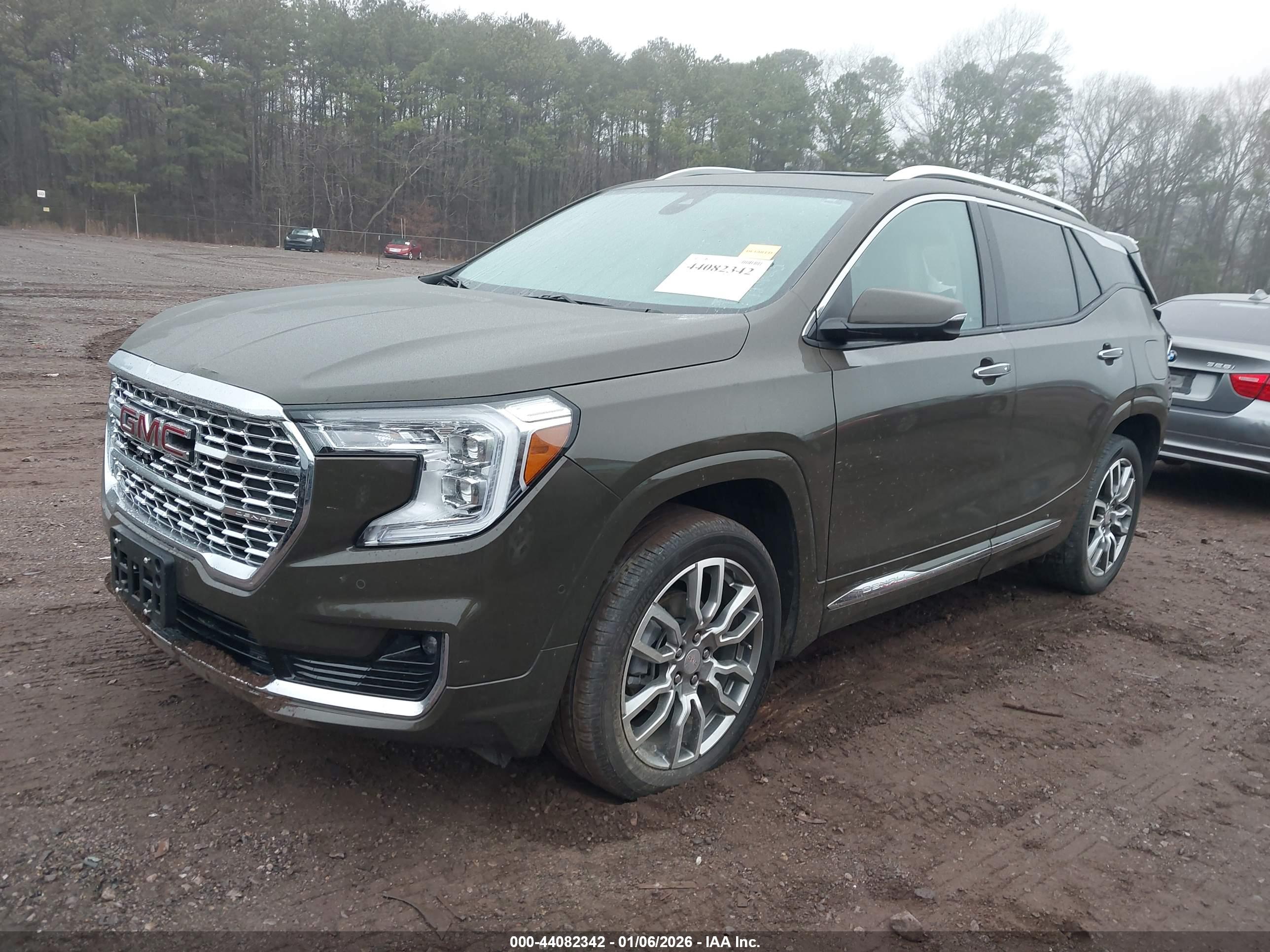 GMC TERRAIN image 2