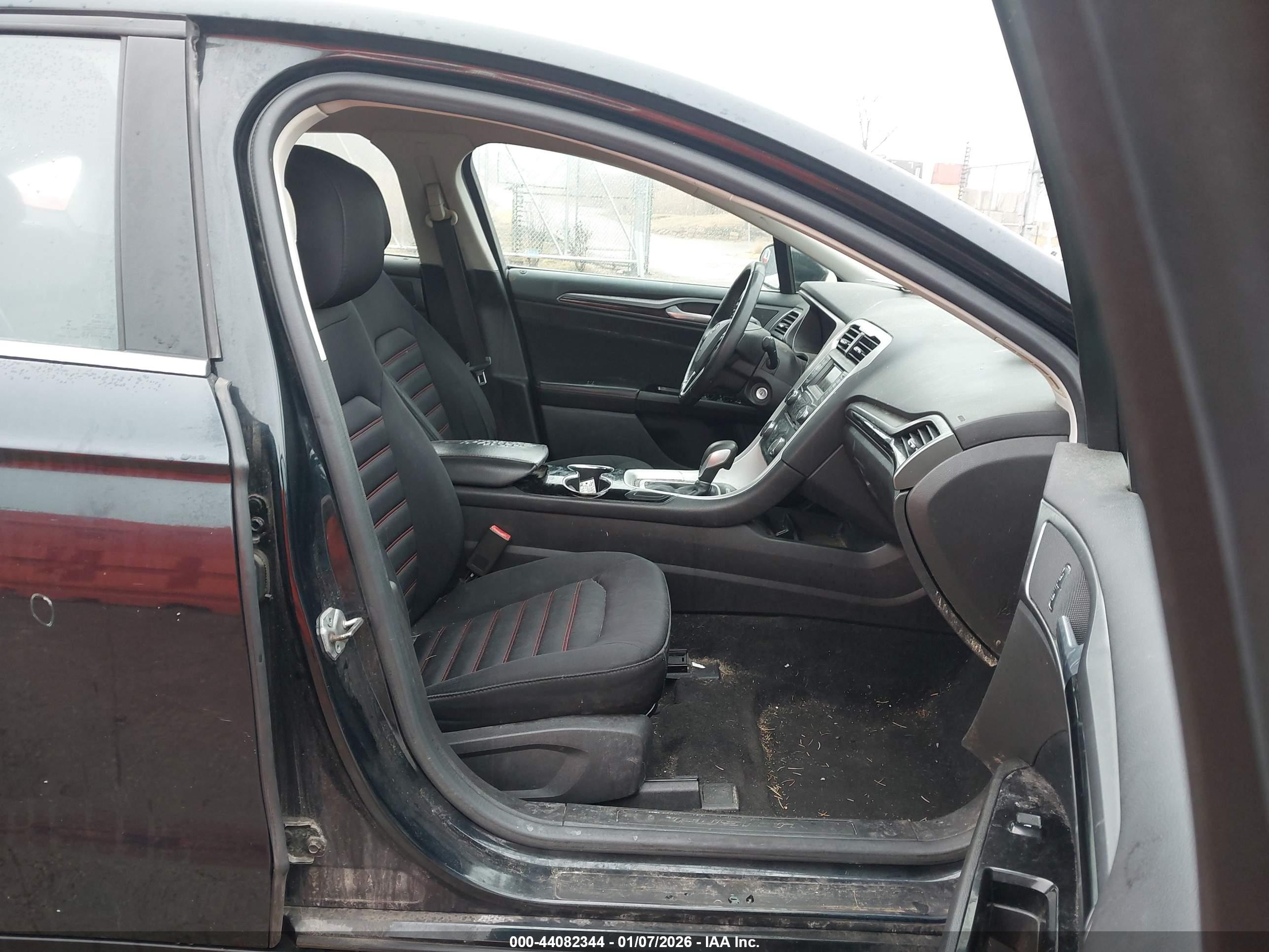 FORD FUSION image 5