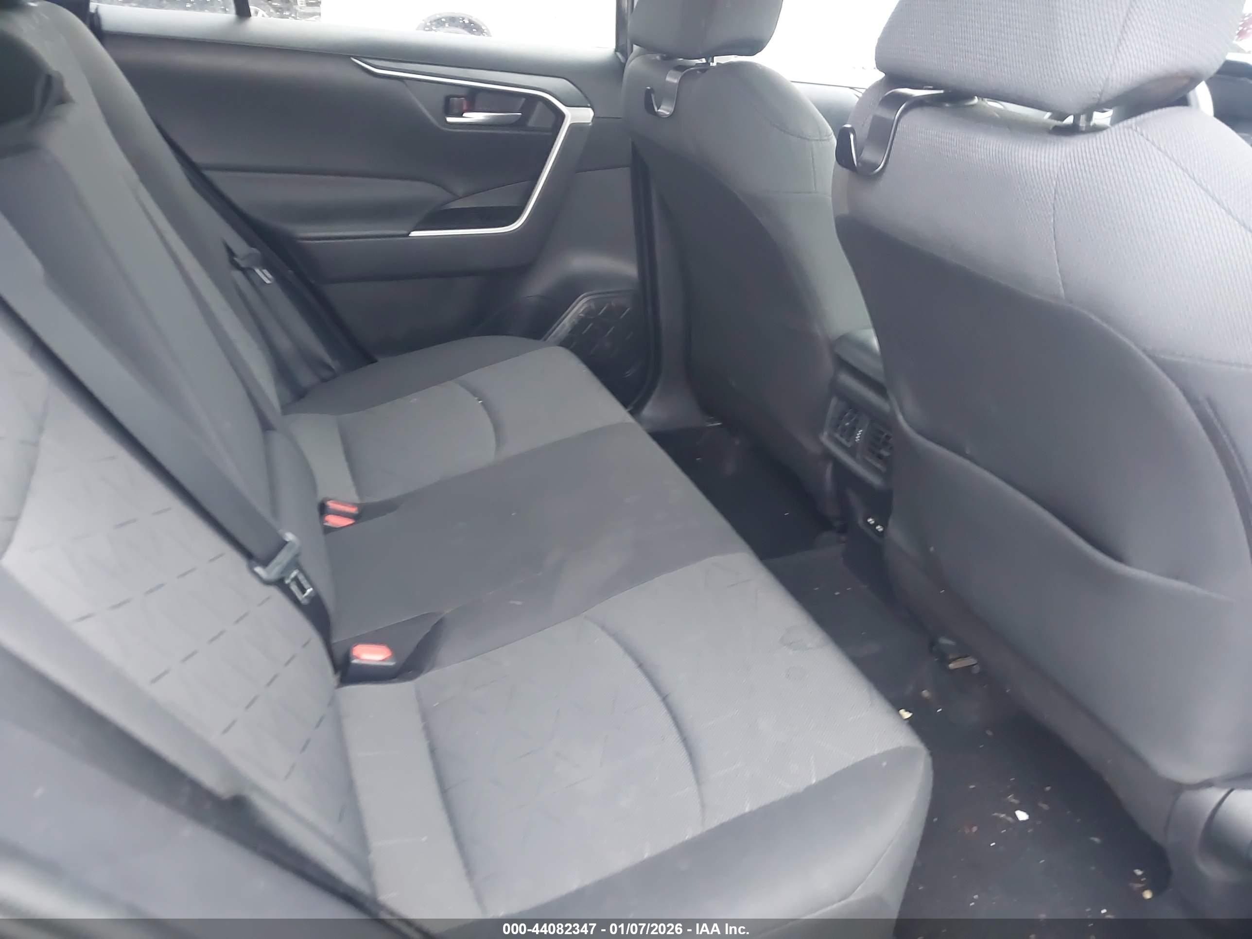 TOYOTA RAV4 image 8
