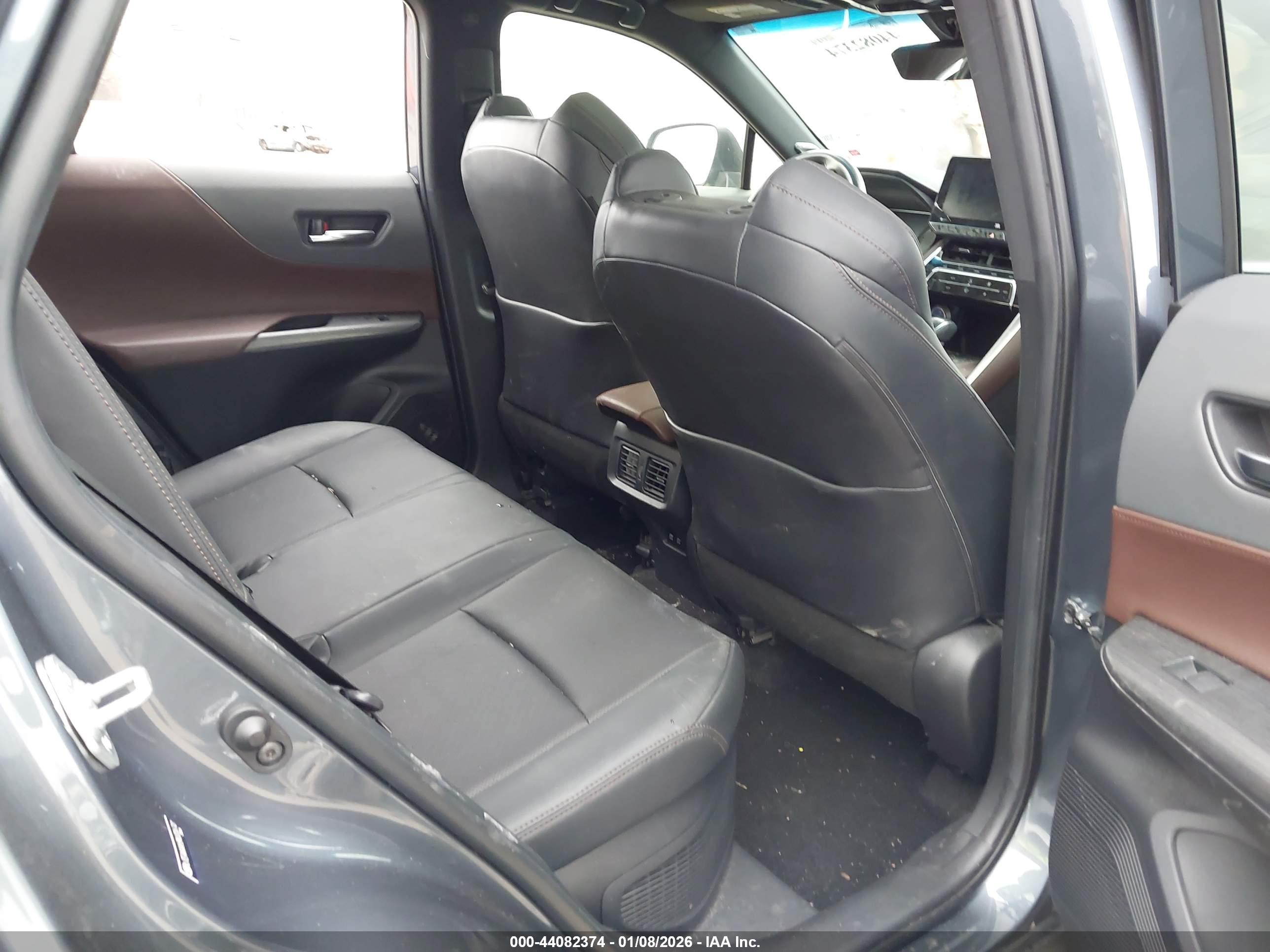 TOYOTA VENZA image 8