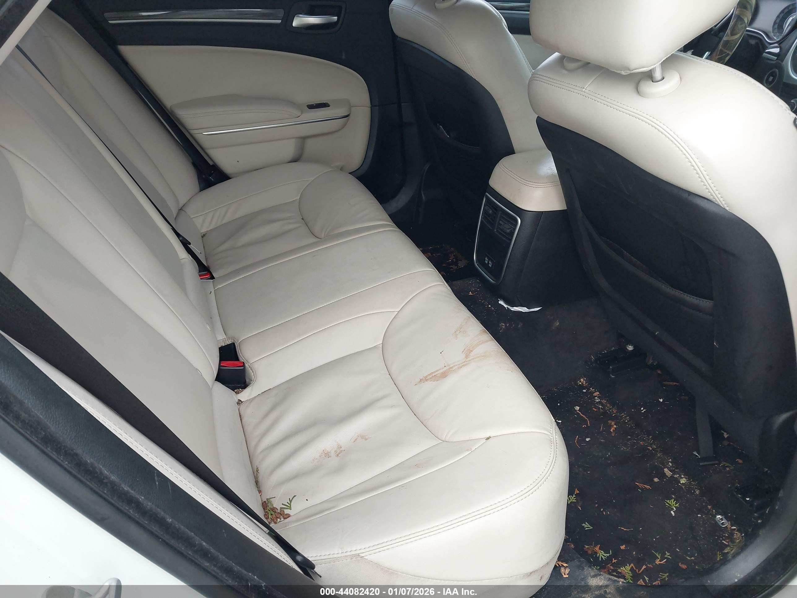 CHRYSLER 300 image 8
