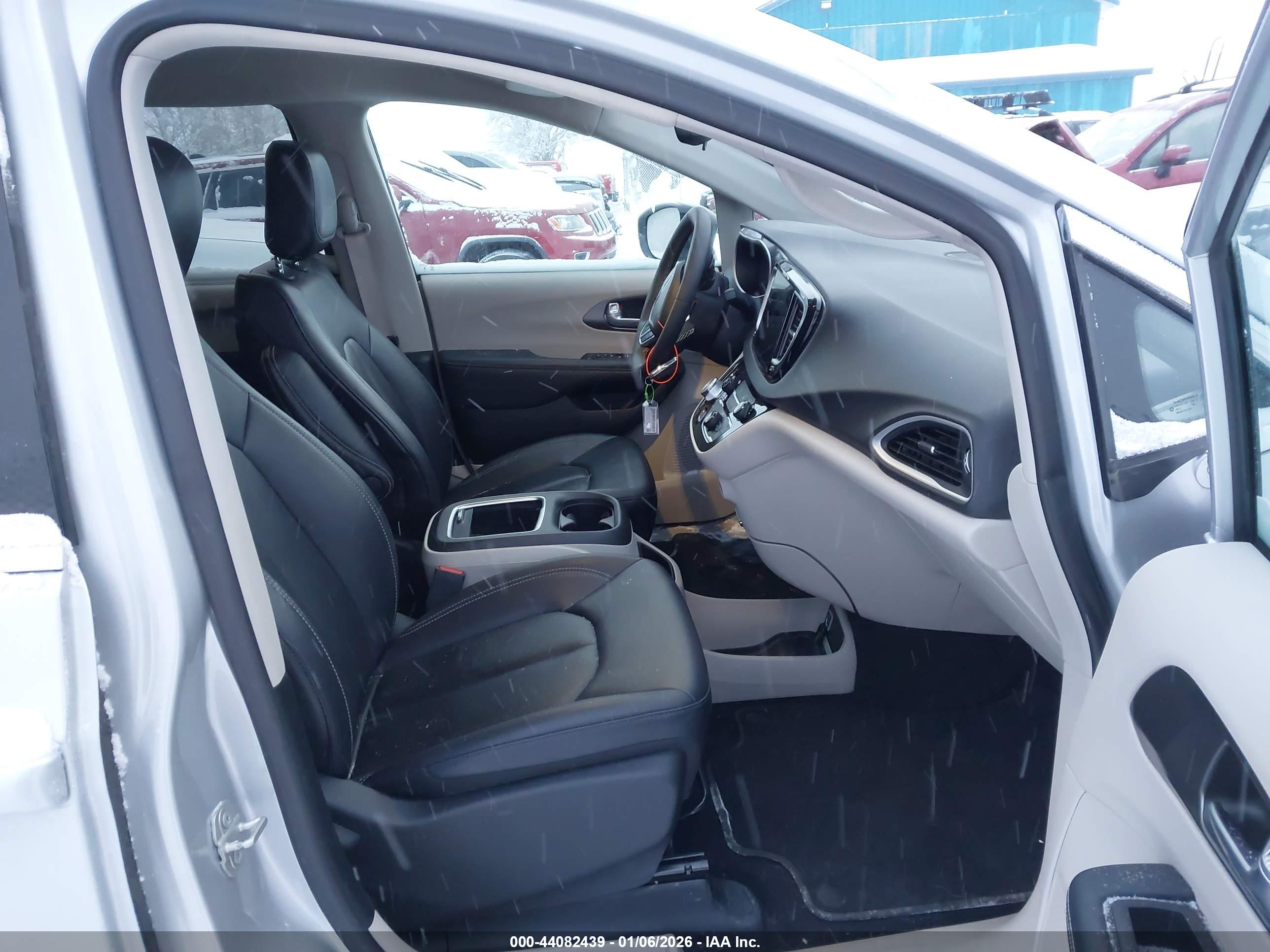 CHRYSLER PACIFICA image 5