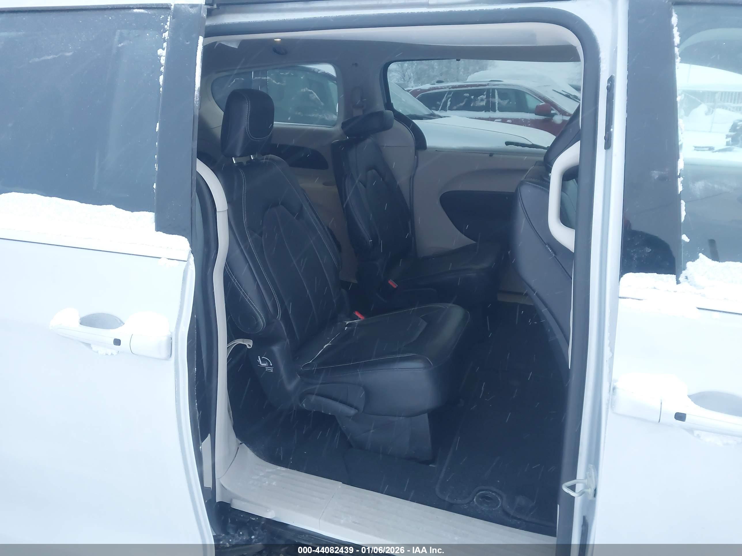 CHRYSLER PACIFICA image 8