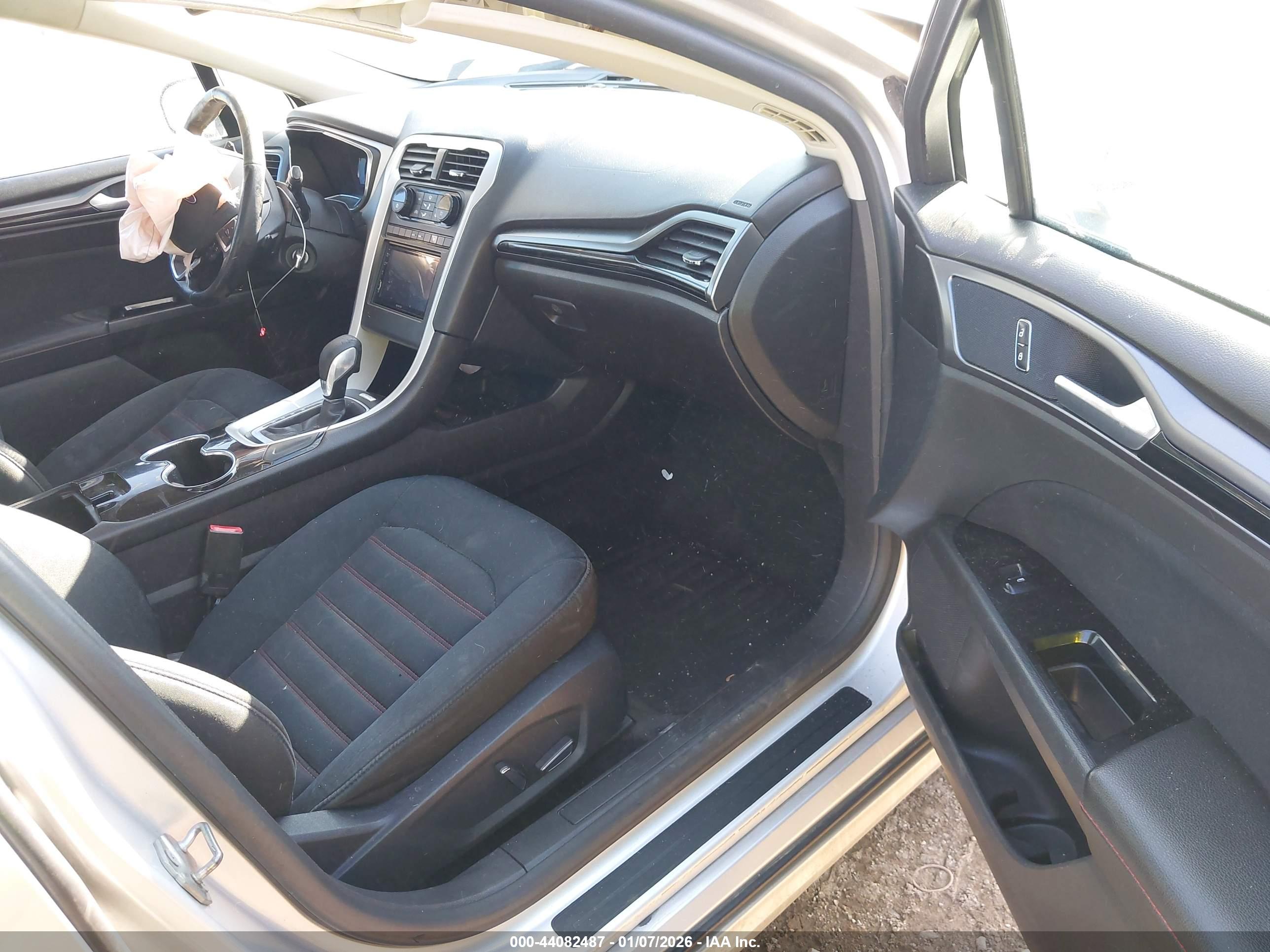 FORD FUSION image 5