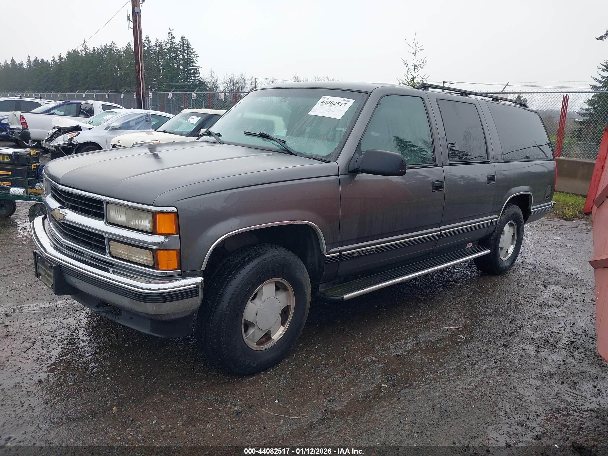 CHEVROLET SUBURBAN image 2