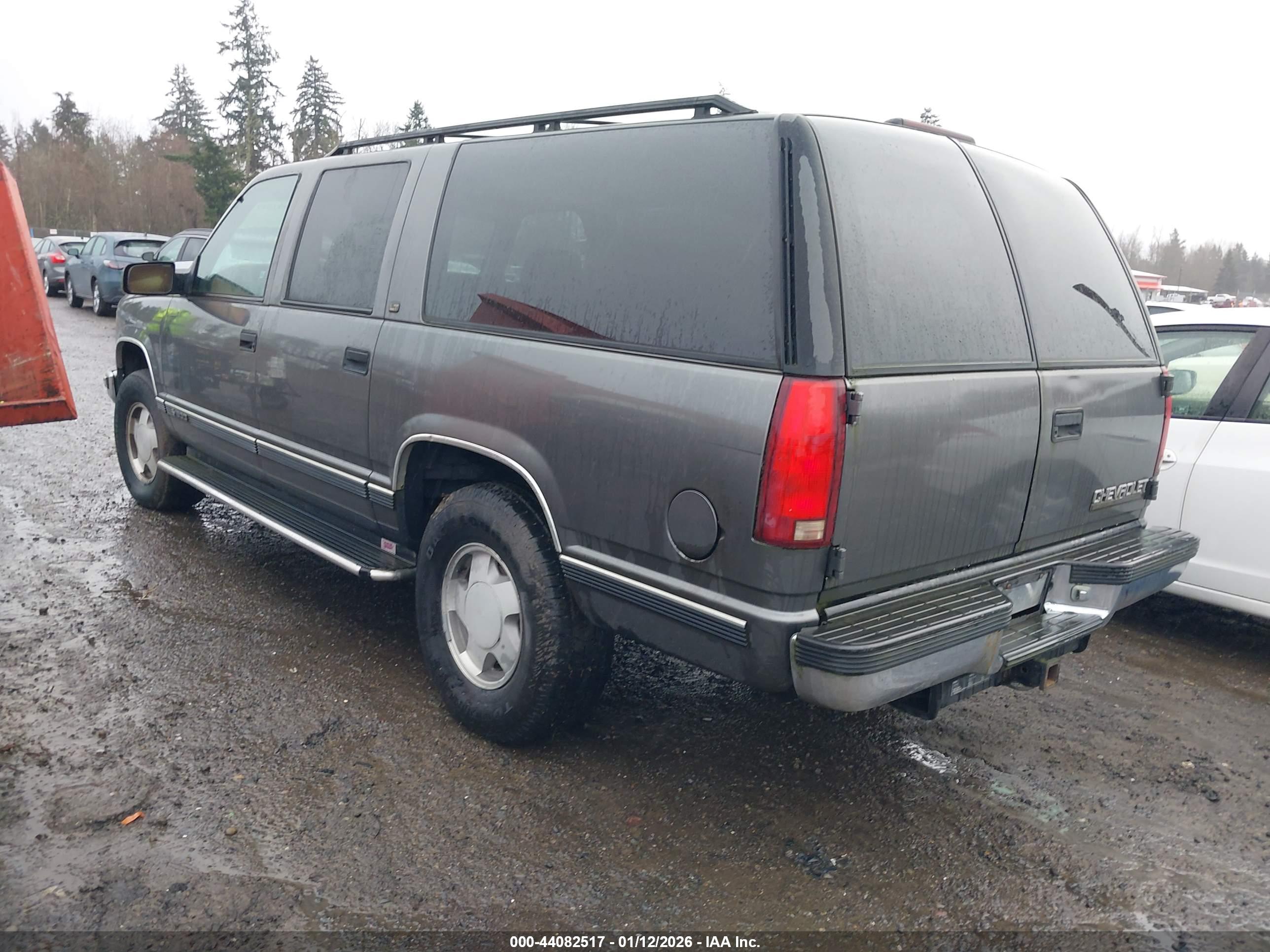 CHEVROLET SUBURBAN image 3