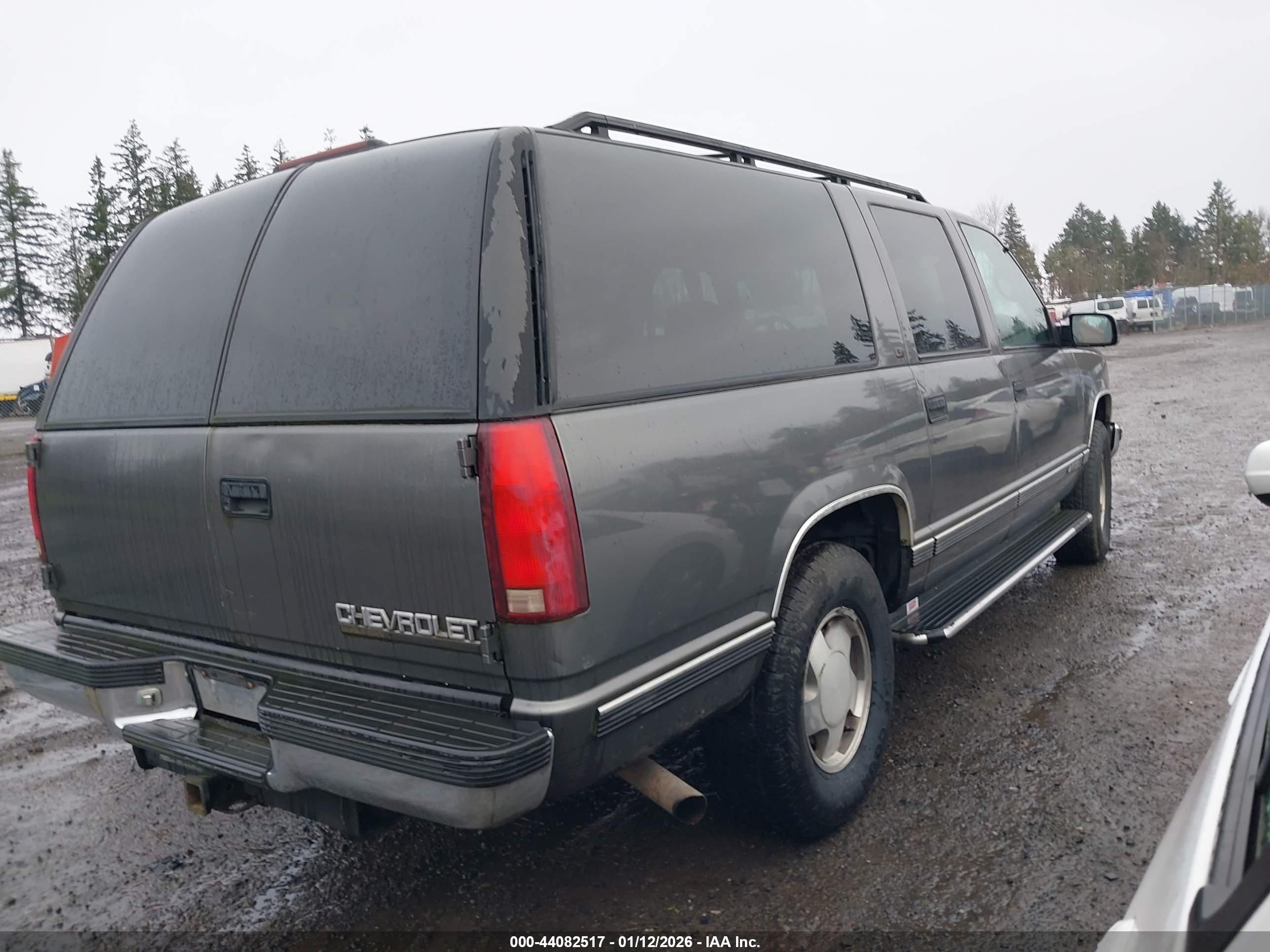 CHEVROLET SUBURBAN image 4