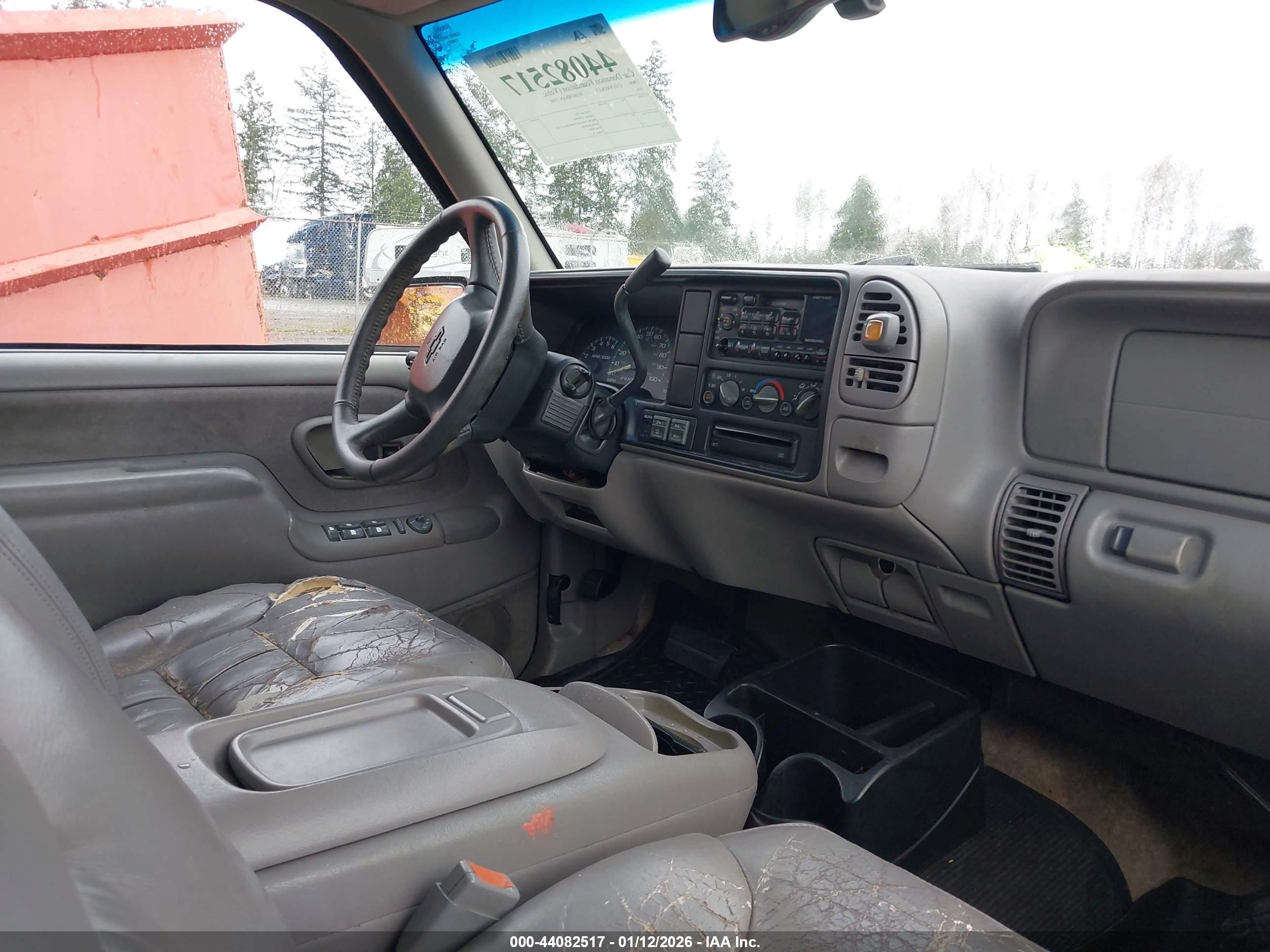 CHEVROLET SUBURBAN image 5