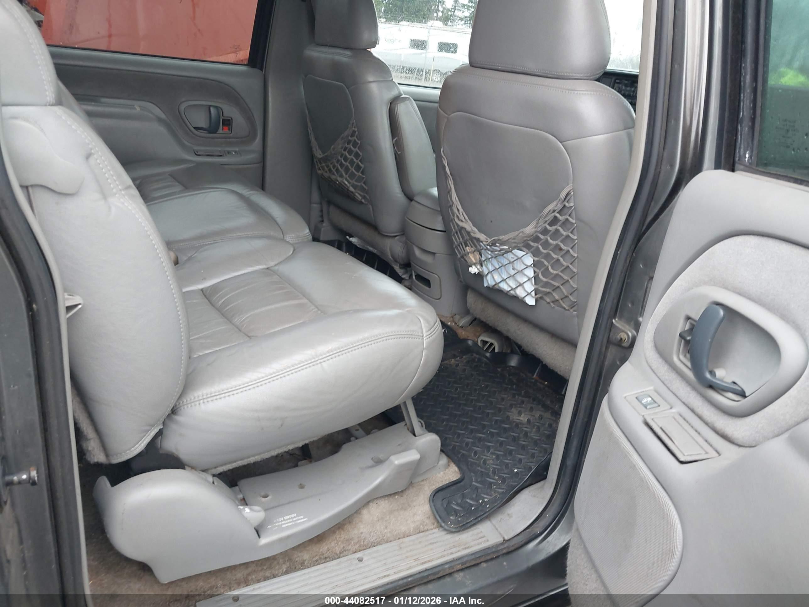 CHEVROLET SUBURBAN image 8