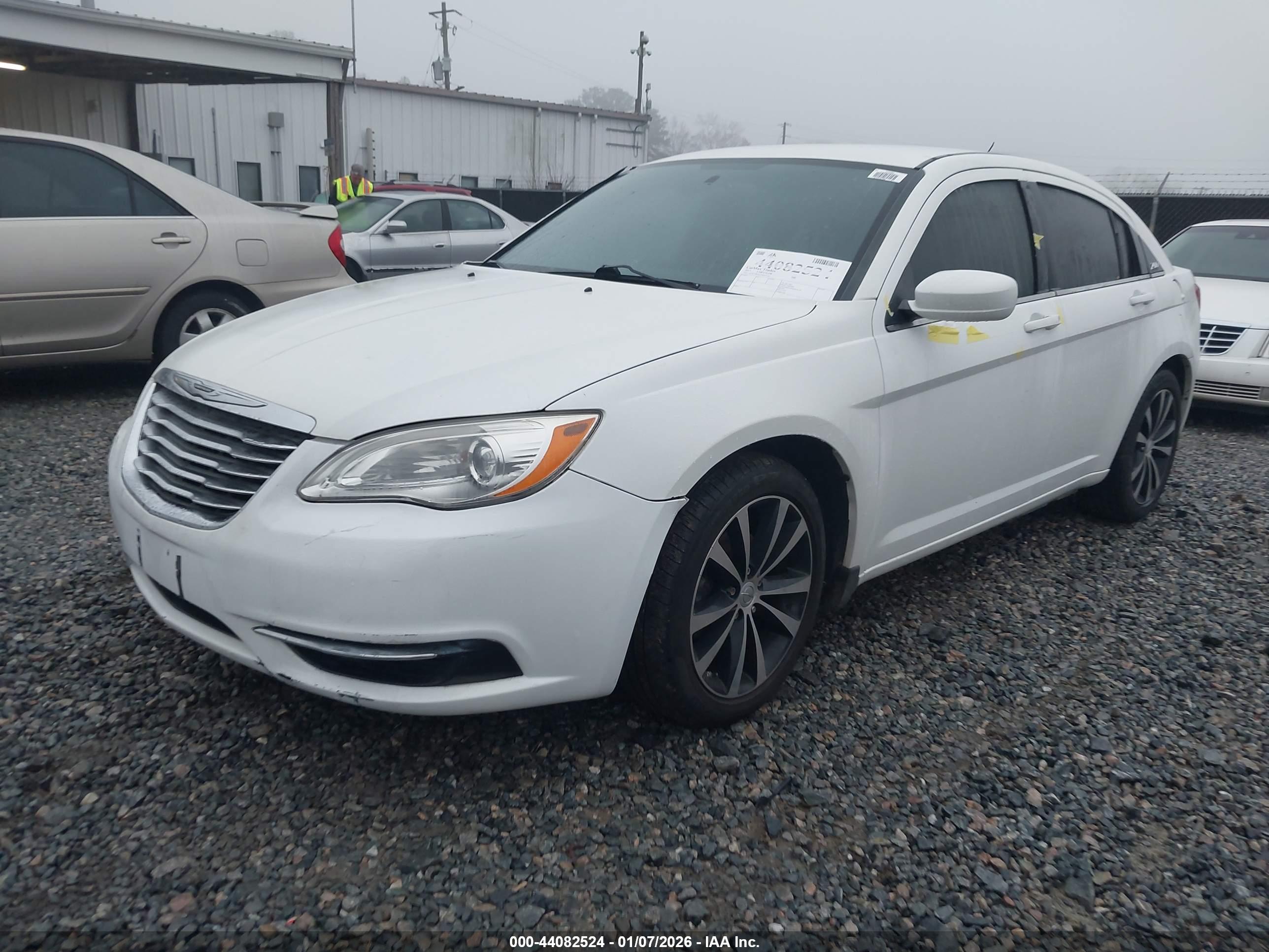 CHRYSLER 200 image 2