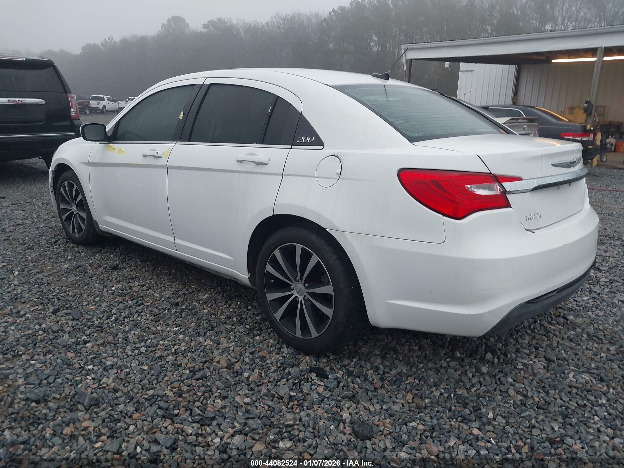 CHRYSLER 200 image 3