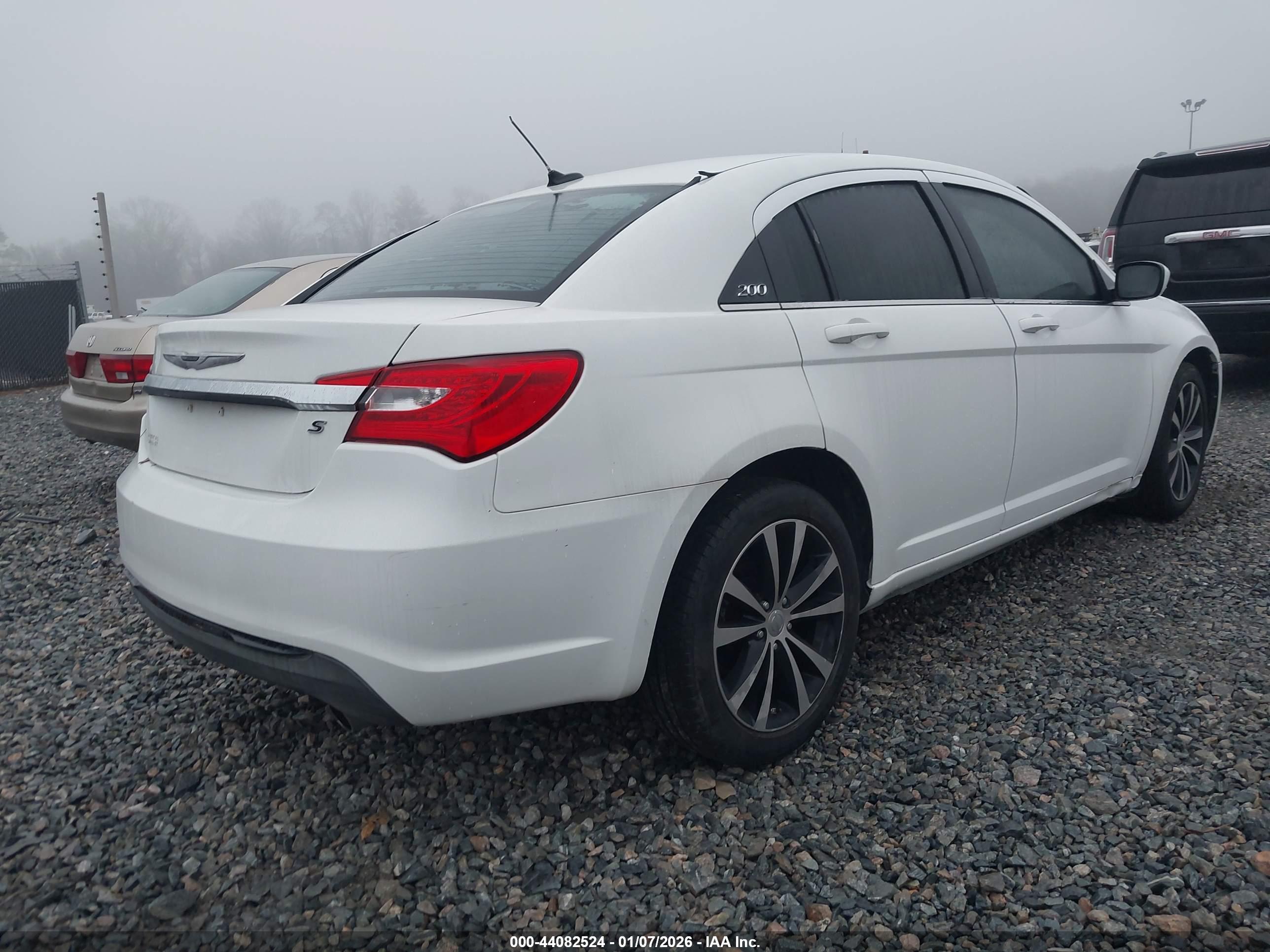 CHRYSLER 200 image 4