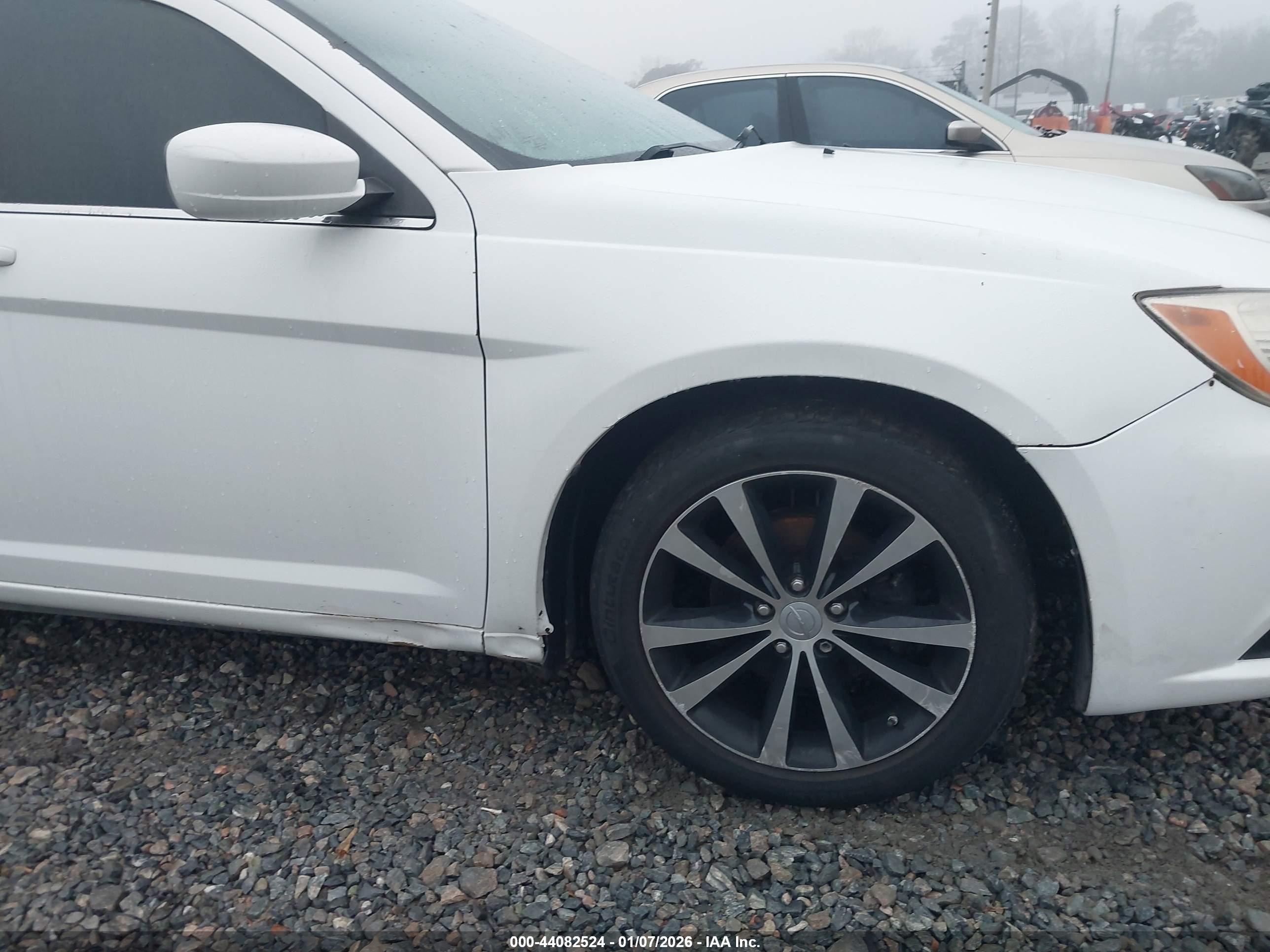 CHRYSLER 200 image 6