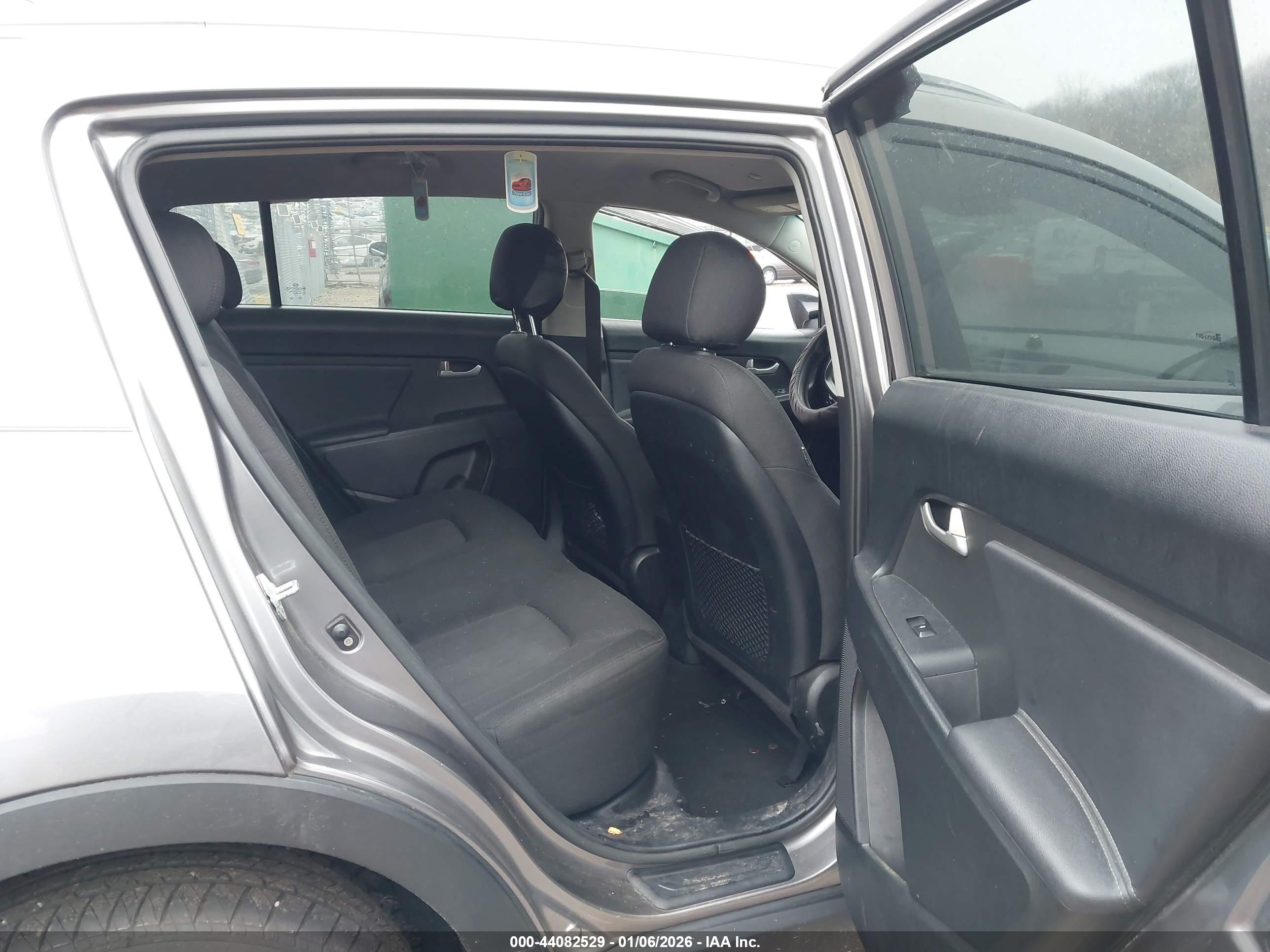 KIA SPORTAGE image 8